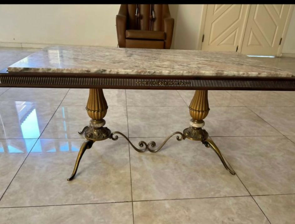 Conjunto sofisticado de mesas com tampo em pedra
