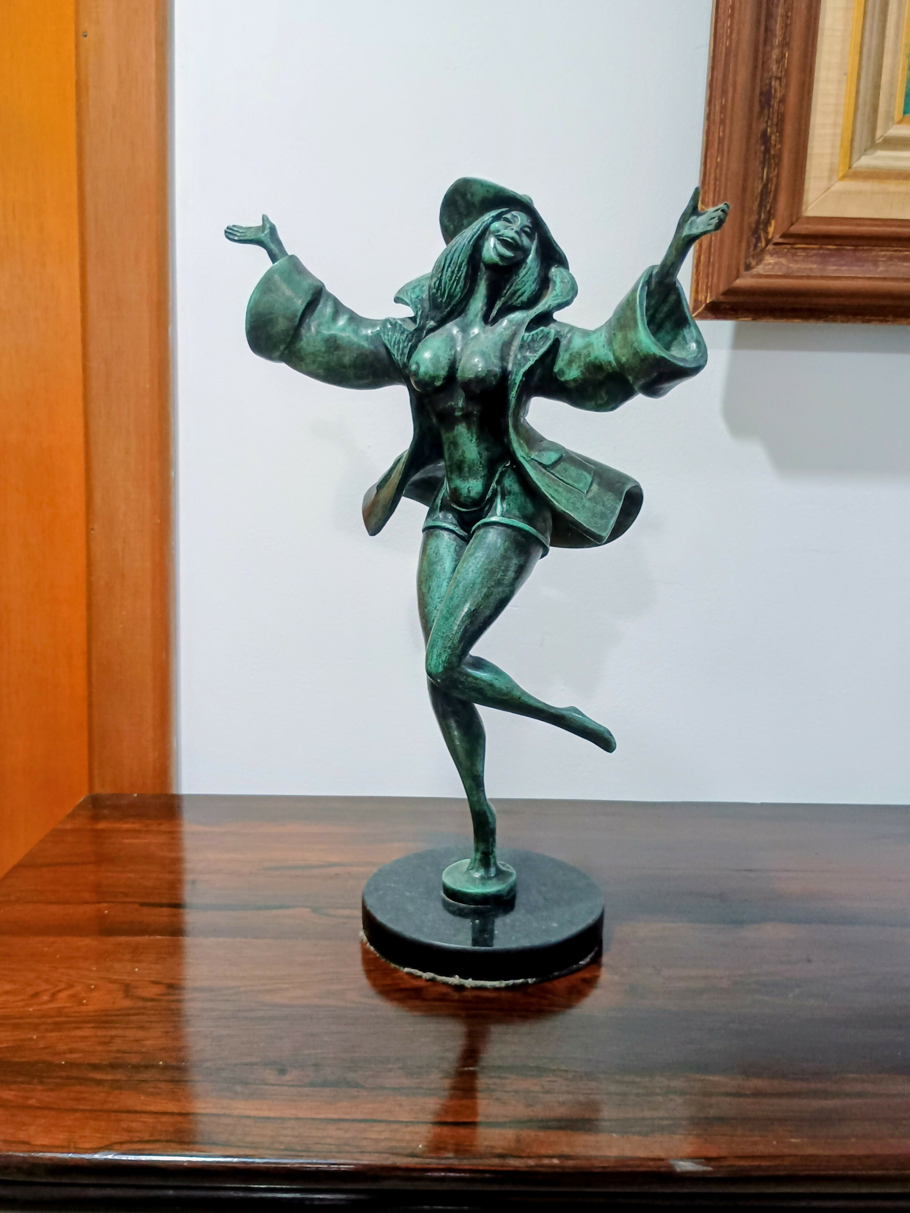 Escultura de Mulher em bronze assinada e numerada - Cartunista Lan