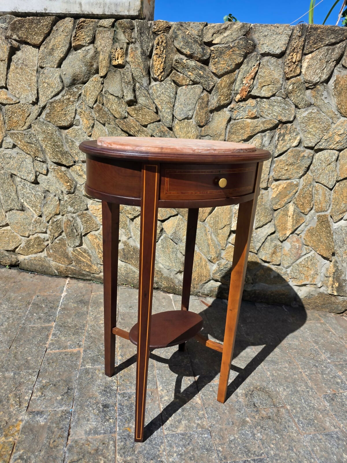 Antiga mesa auxiliar, com marchetaria, tampo em mármore rosa (restaurada!)