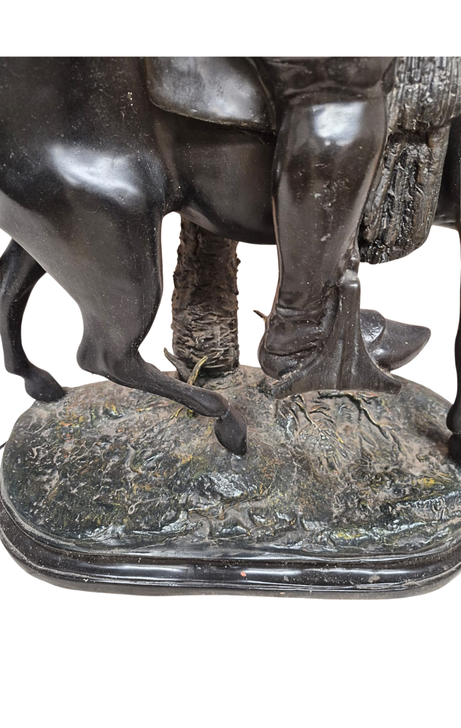 Luminária em Petit Bronze retratando homem no cavalo sob palmeira 