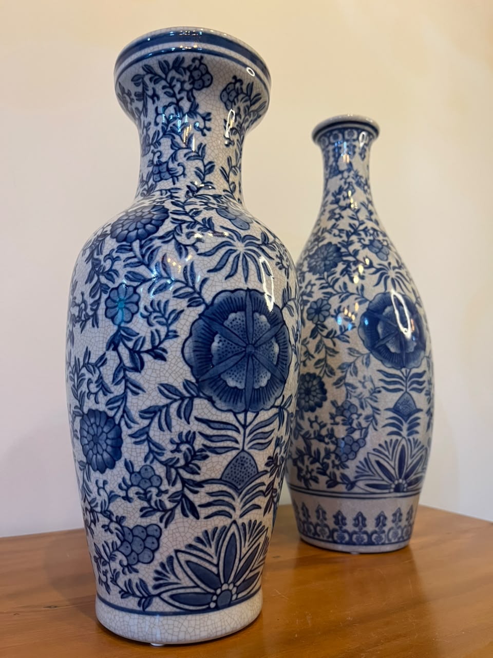 Par de vasos decorativos em cerâmica azul e branca — 34 e 39 cm