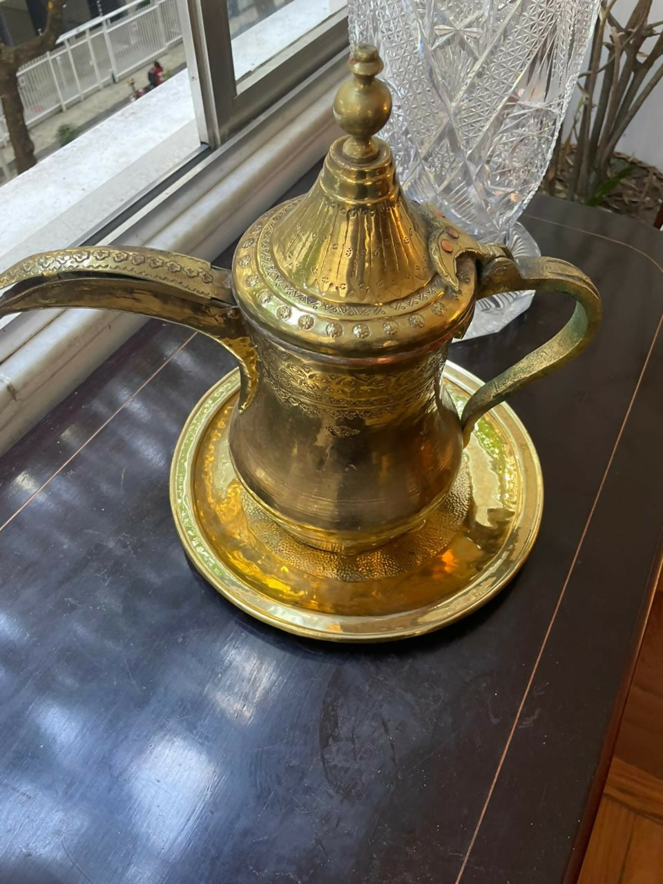 Grande bule oriental em metal dourado