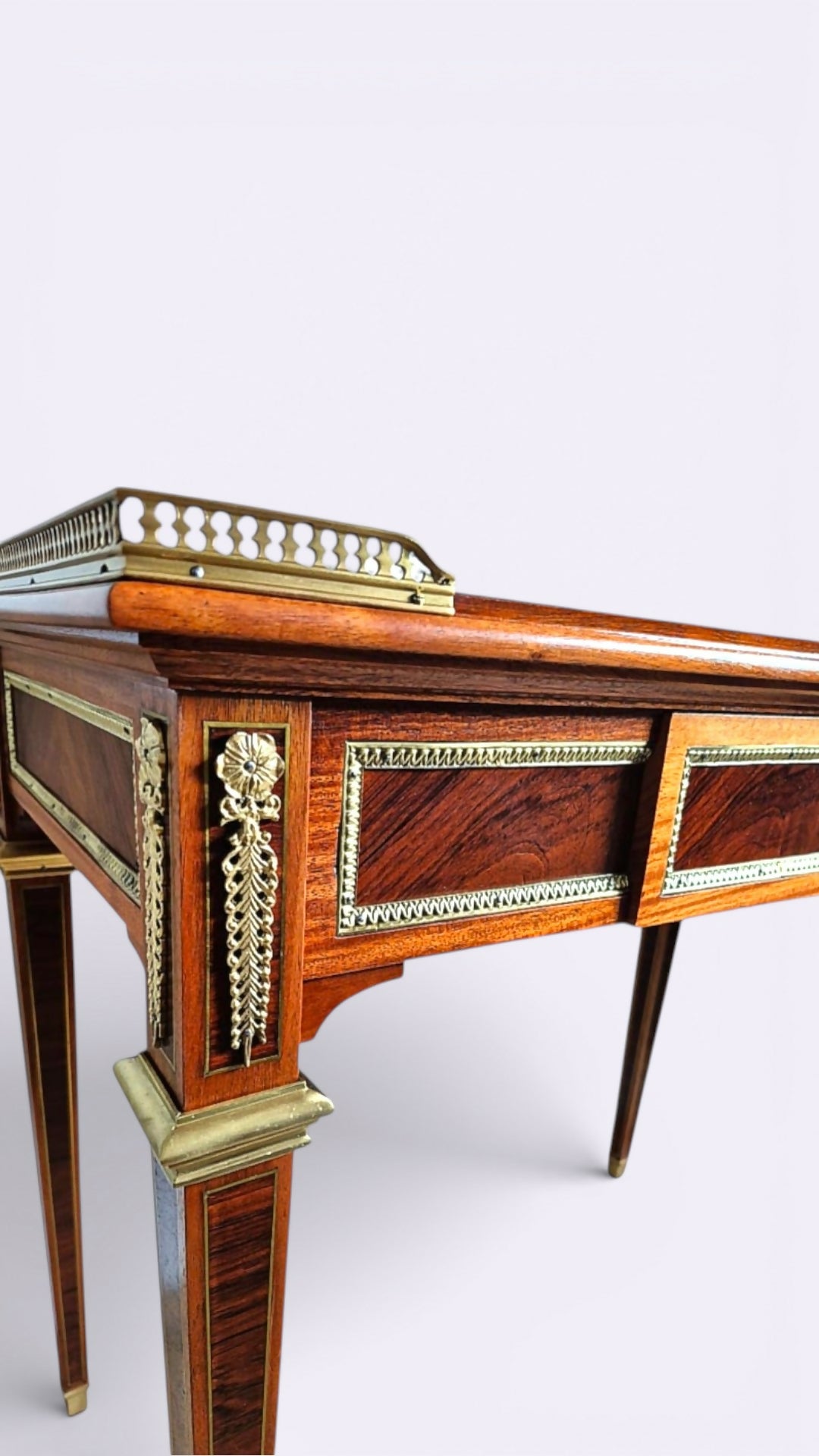 Escrivaninha estilo Louis XVI