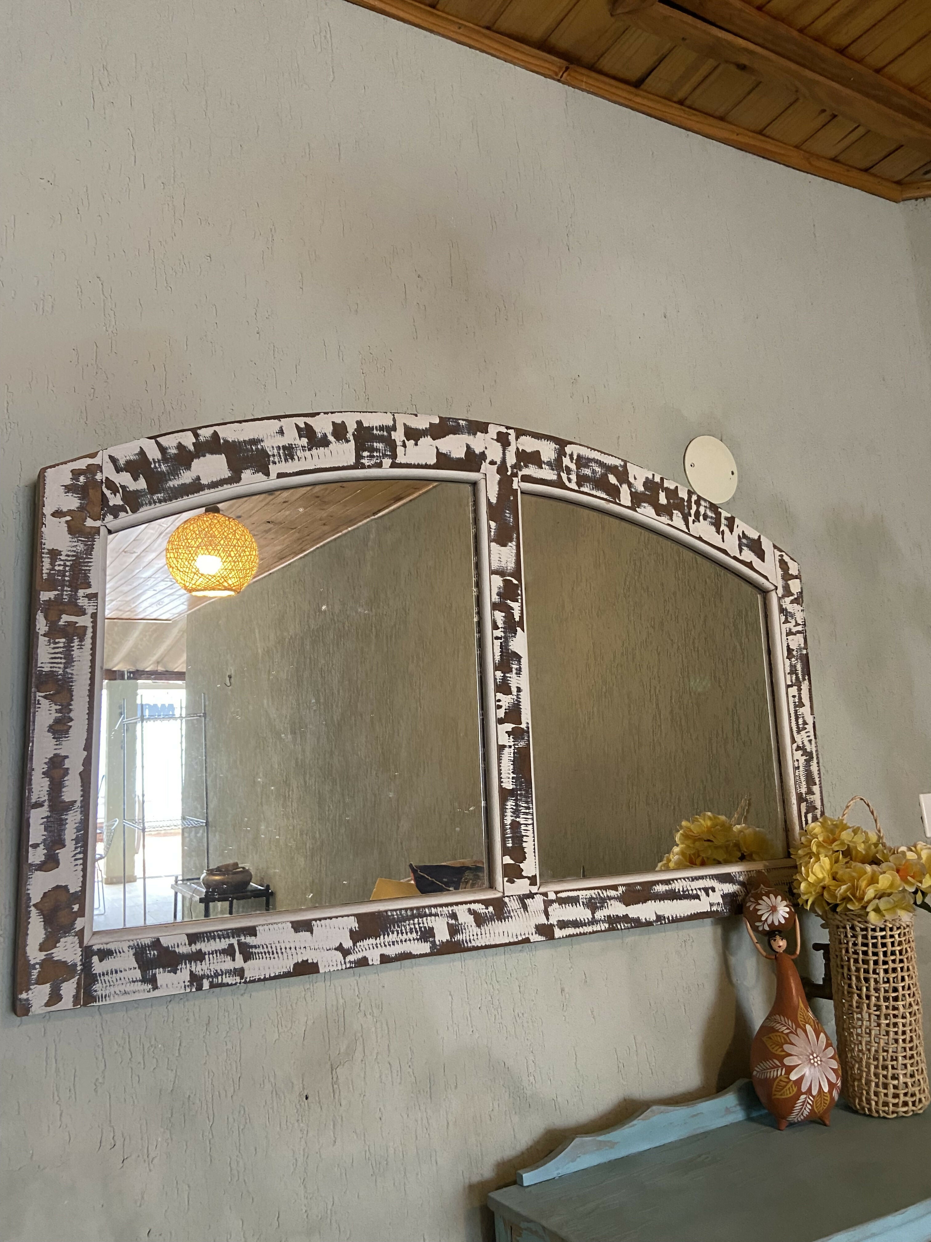 Espelho em madeira de demolição