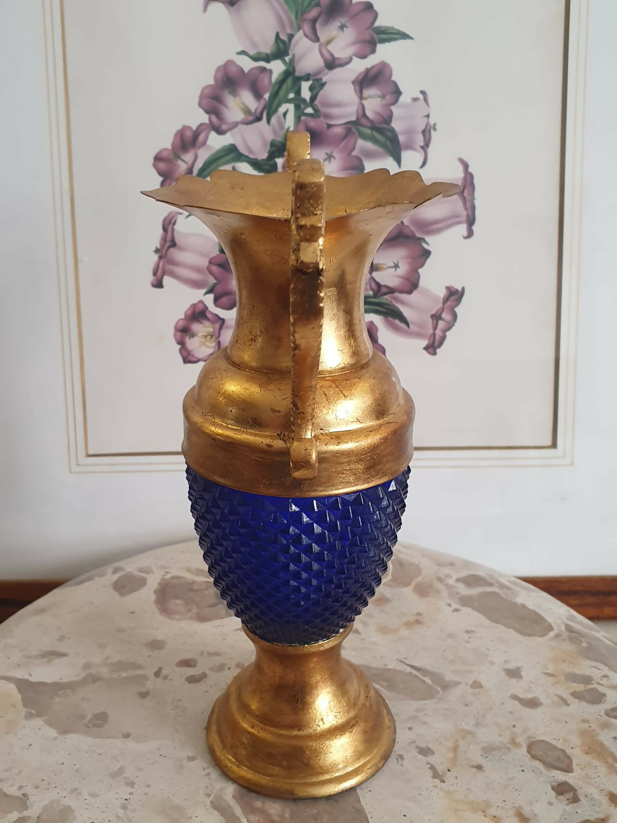 Ânfora de metal dourado com vidro bico de jaca azul cobalto. Linda!