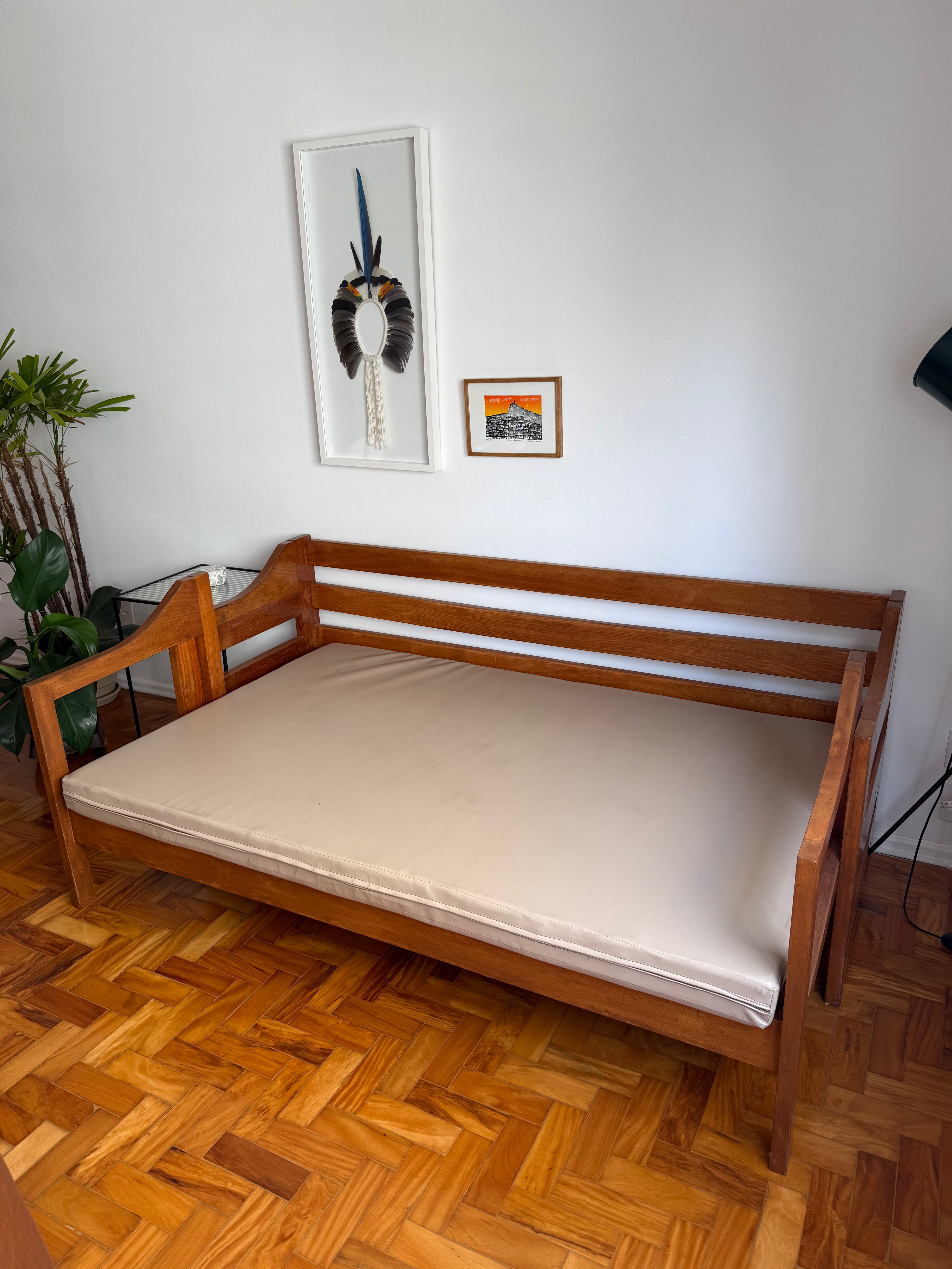 Sofá cama de madeira maciça estruturada, com estofado em couro marrom feito sob medida