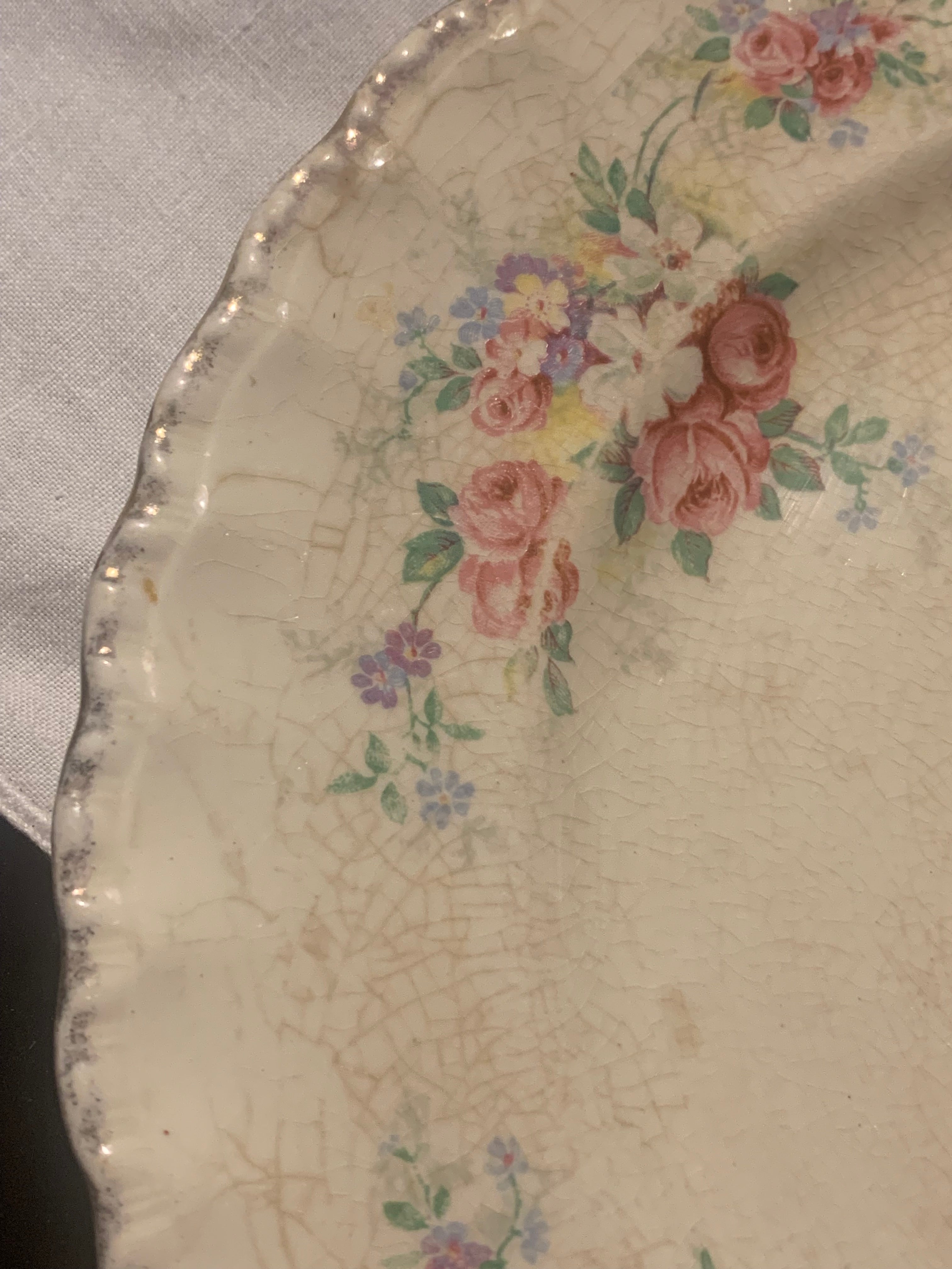 Antigo e delicadamente lindo prato para coleção em faiança Grindley Cream Petal Inglesa