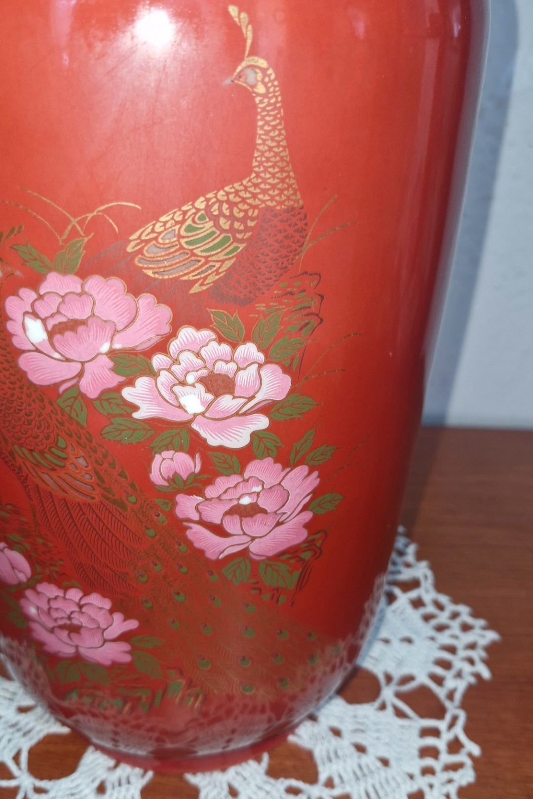 Vaso chinês de porcelana vermelha apresenta uma pintura manual de flores e pássaros