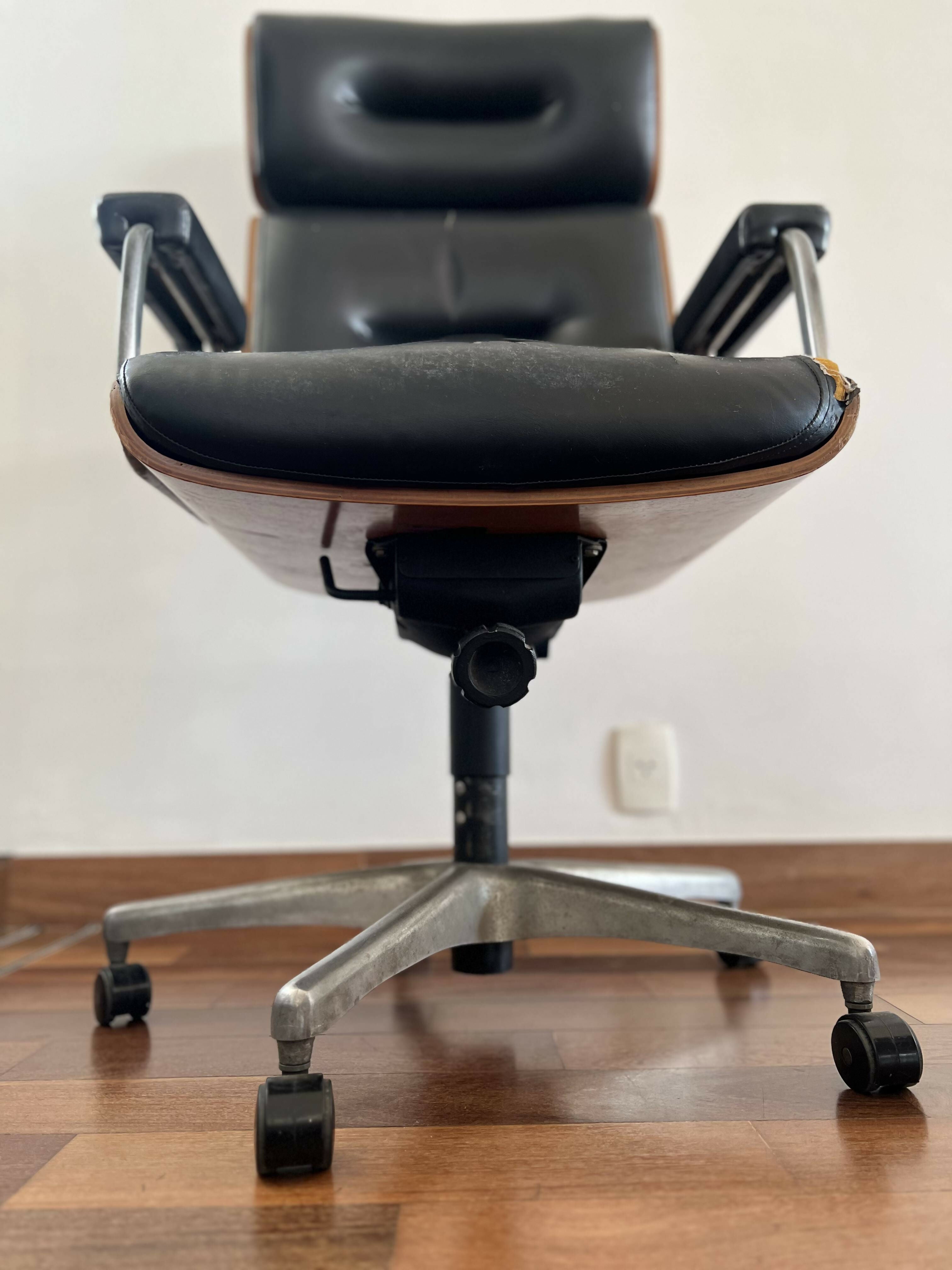 Cadeira escritório Giratória Modelo Eames Presidente