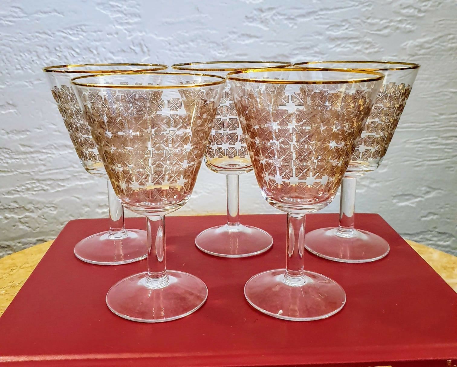 Conjunto com 5 taças vintage para vinho tinto em finíssimo cristal com lapidações geométricas trabalhadíssimas