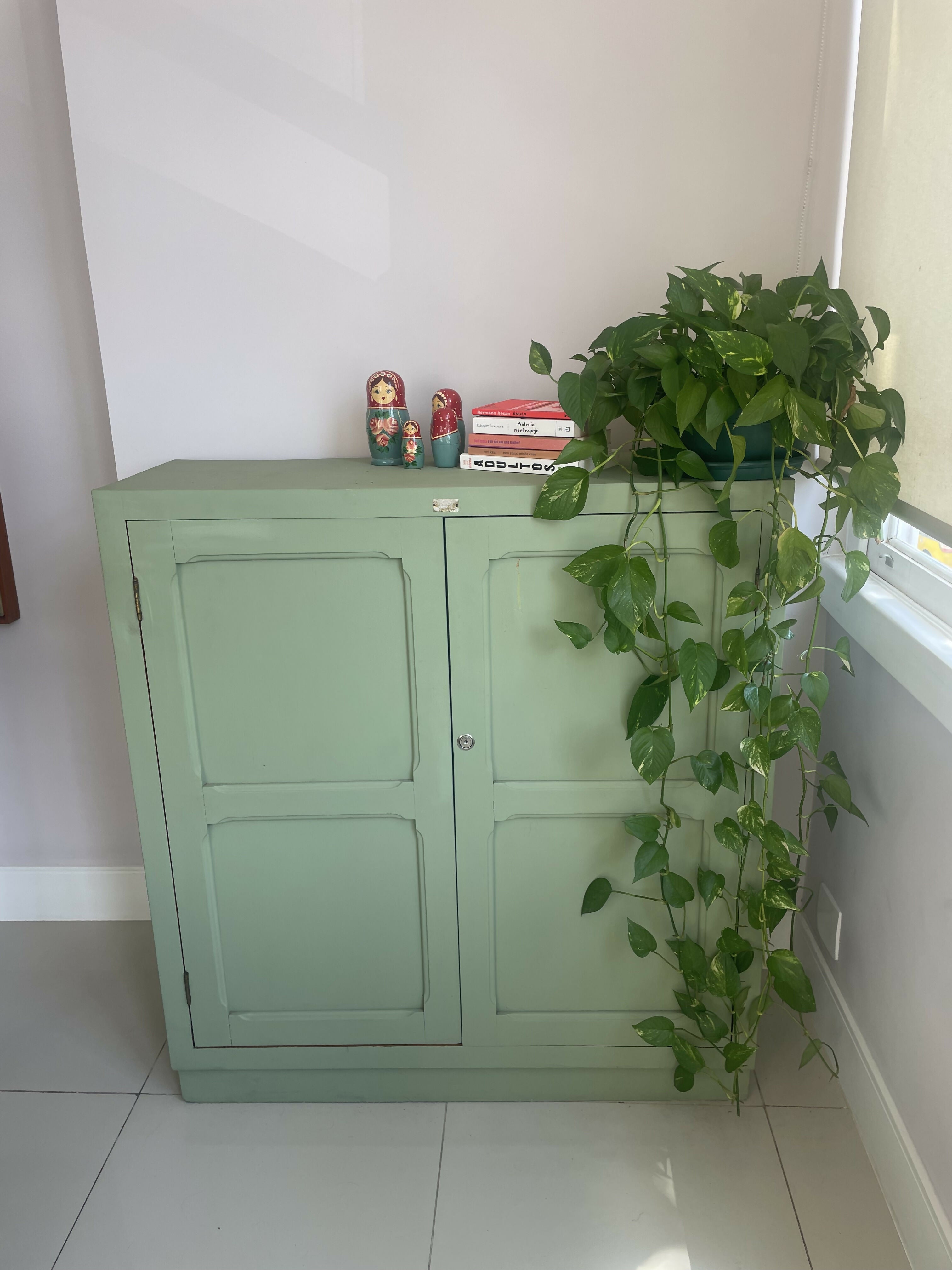 Armário de fazenda anos 40 em Peroba com pintura pistache