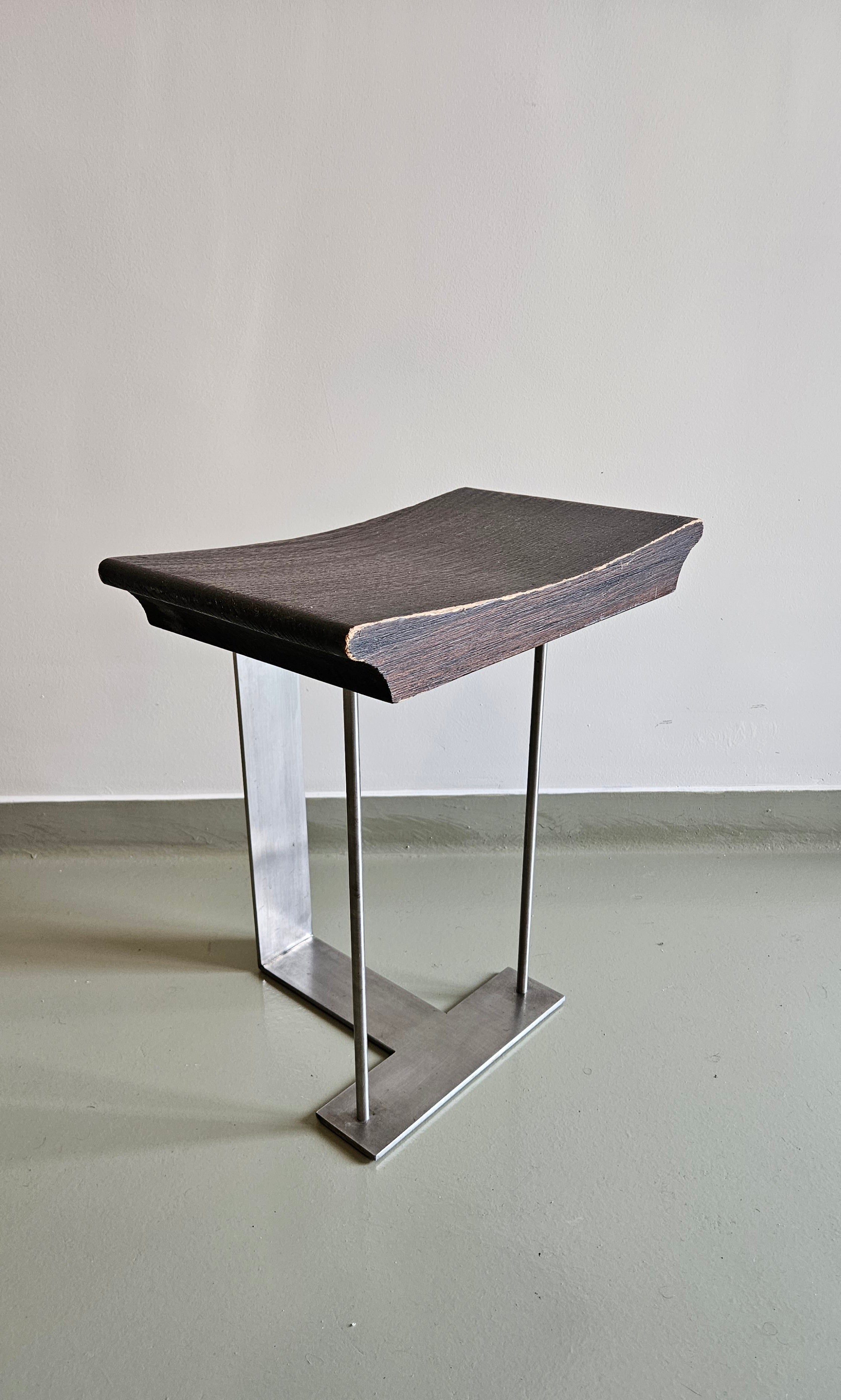 BANQUETA ART DECÓ COM ASSENTO EM MADEIRA ESCURA E BASE EM METAL POLIDO