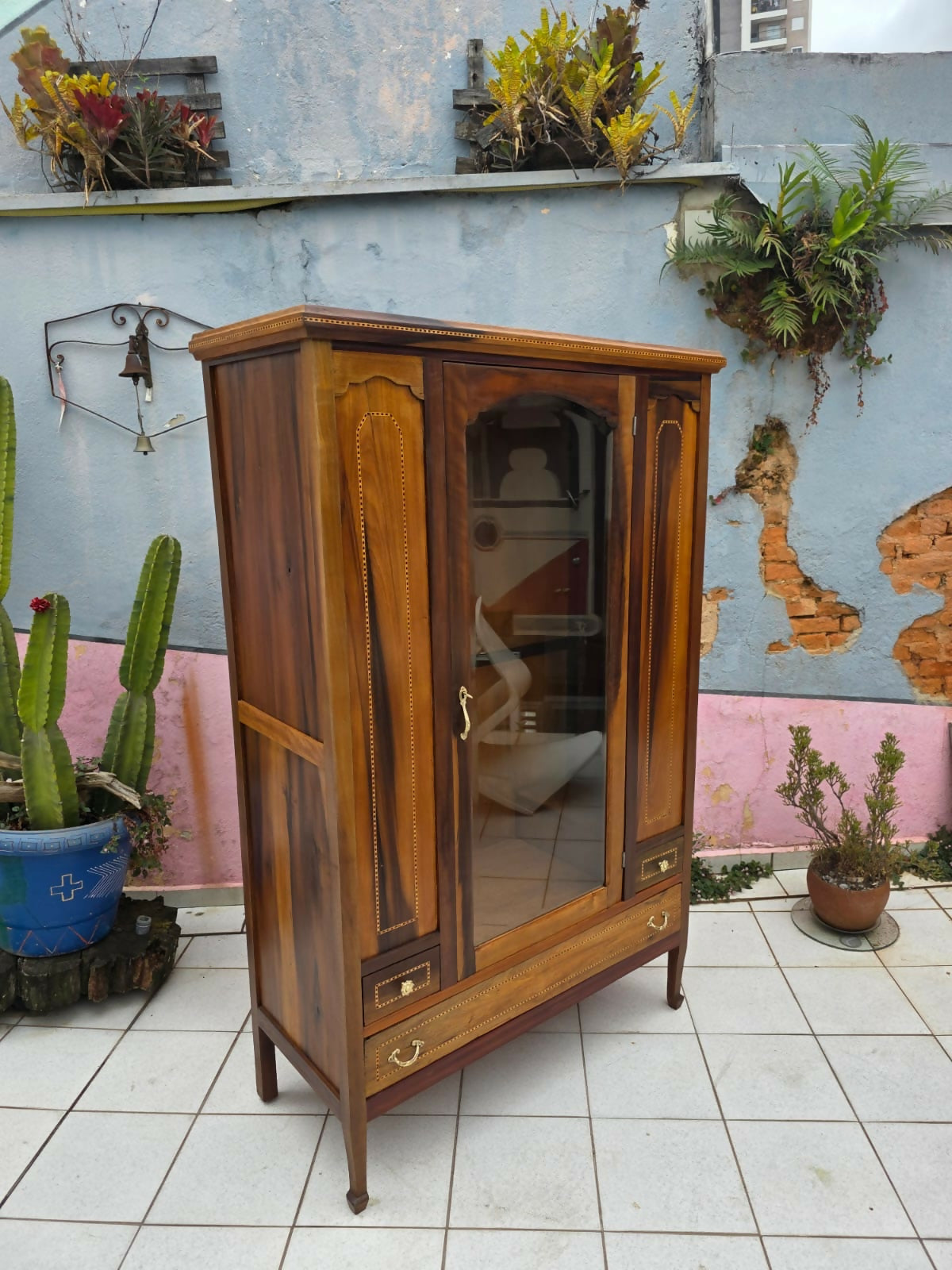 Guarda Roupa centenário em marchetaria e vidro bisotê