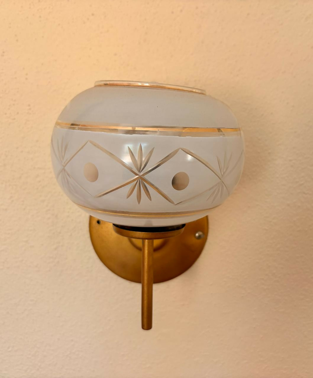 Par de Arandelas douradas com cúpula em vidro trabalhado