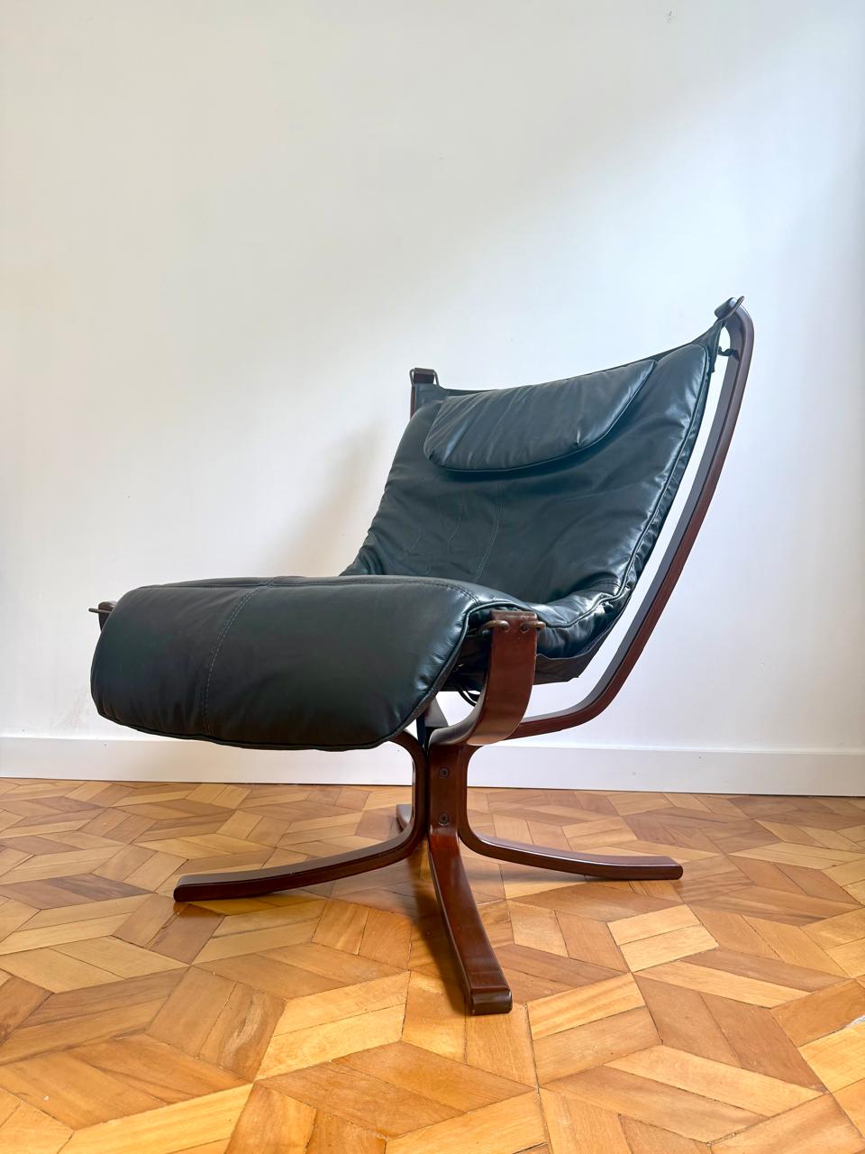 Poltrona Falcon - Sirgud Ressell em couro natural preto 