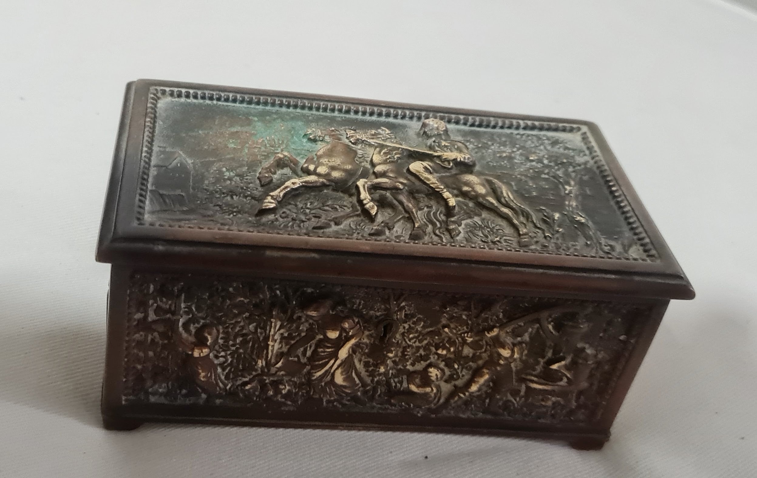 Caixa em bronze maciço, desenhada em auto relevo