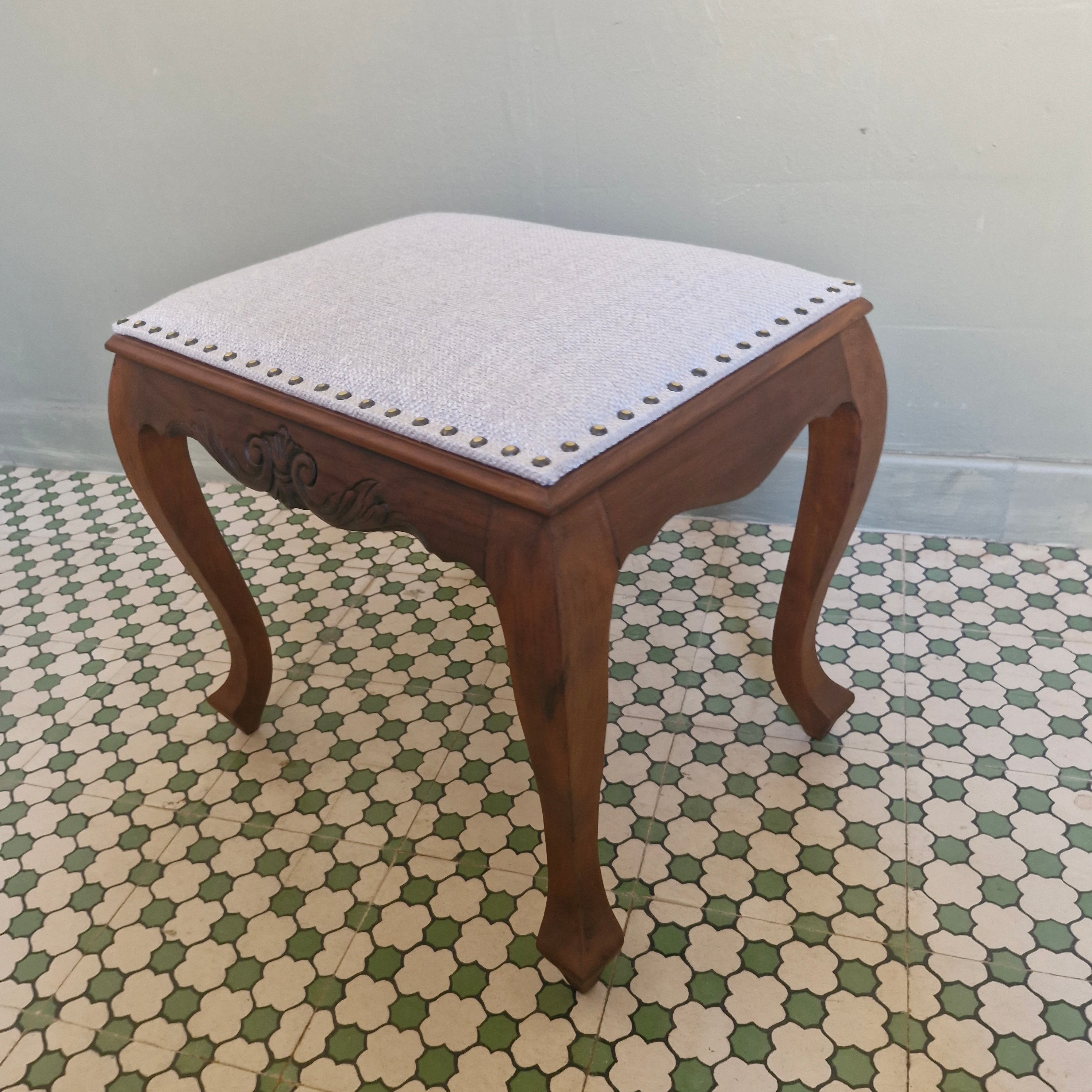 Banqueta Luiz XV com estofado em linho 