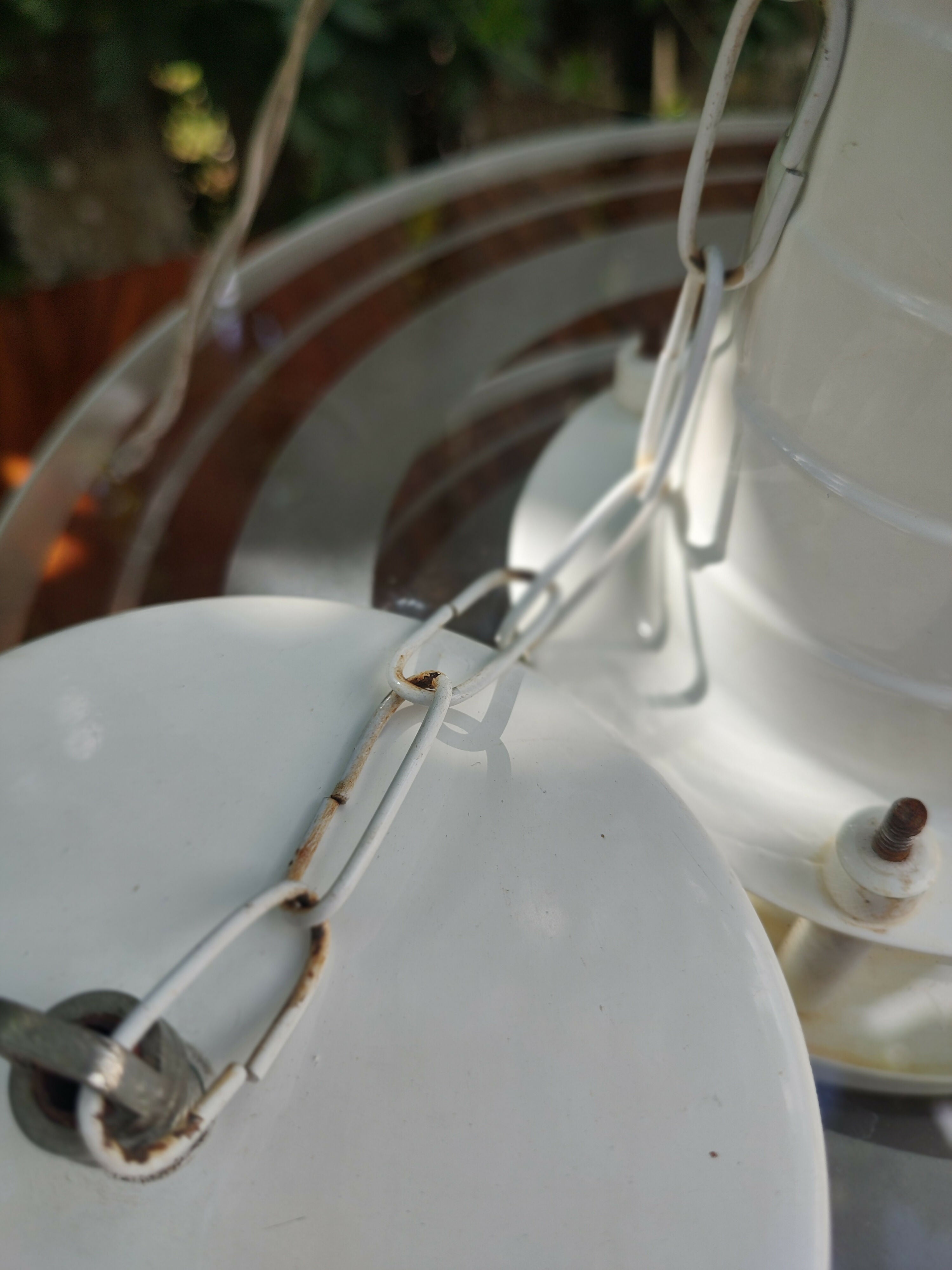 Par de Luminárias Pendentes em metal branco e vidro jateado