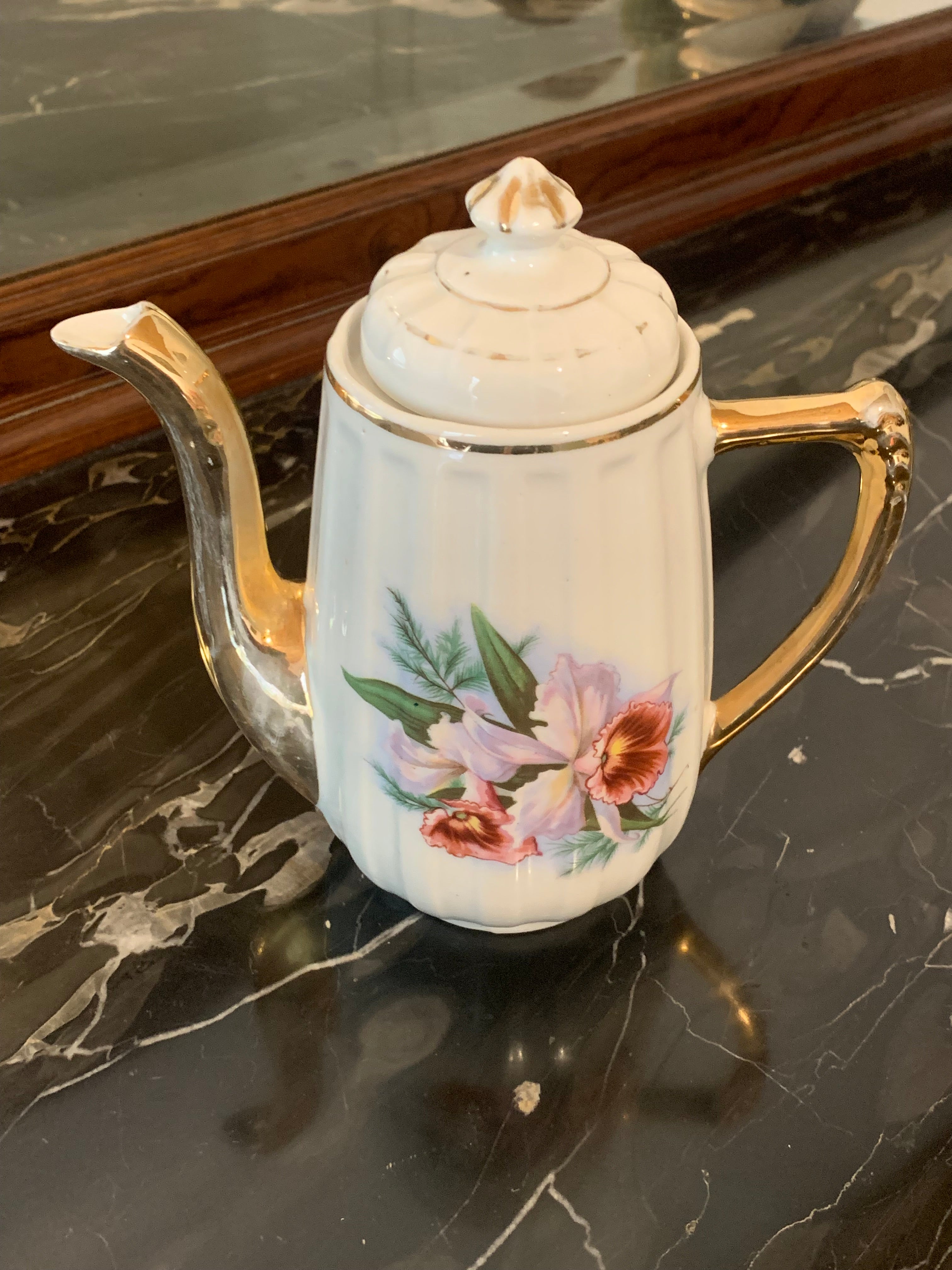 Bule antiguinho canelado em porcelana com orquídeas