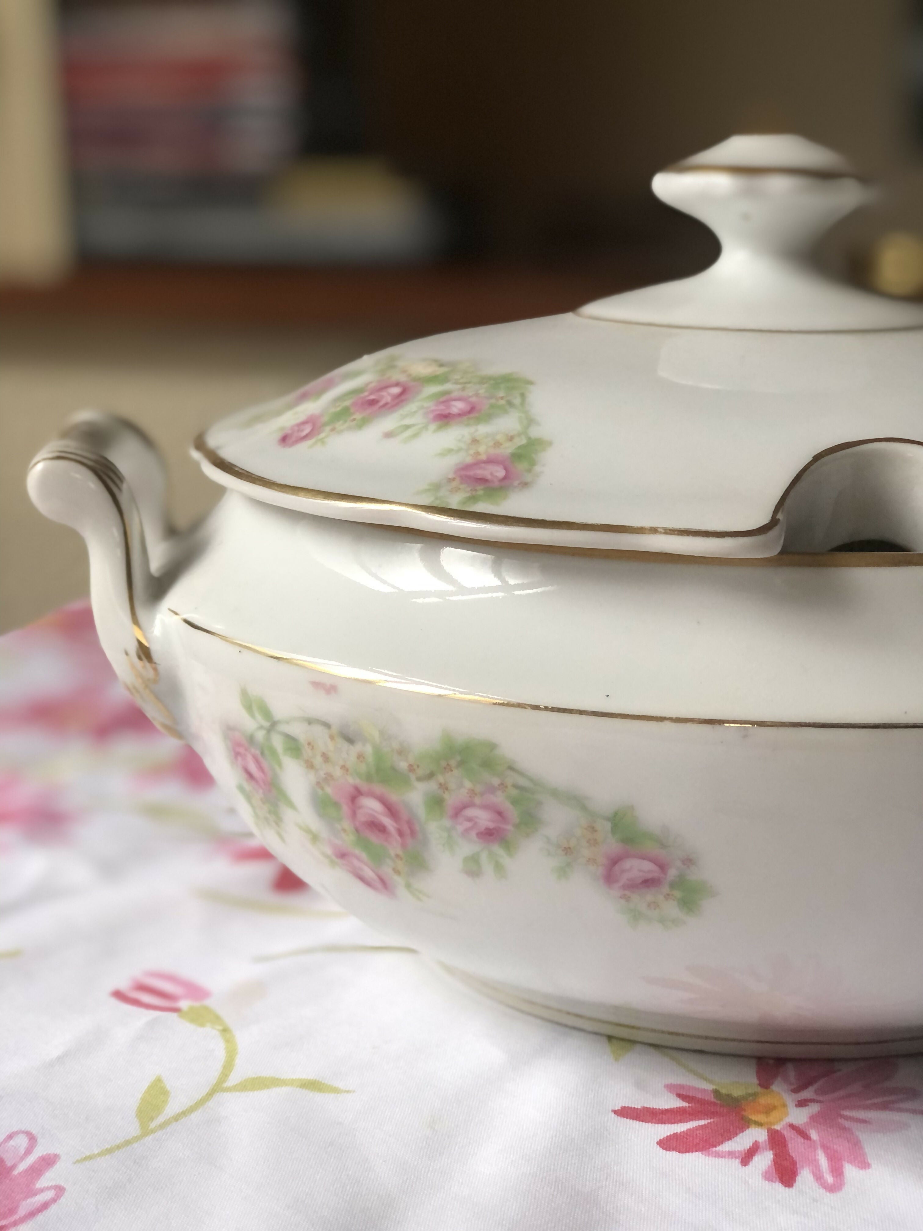Mesa posta com preciosa sopeira e preciosos pratos