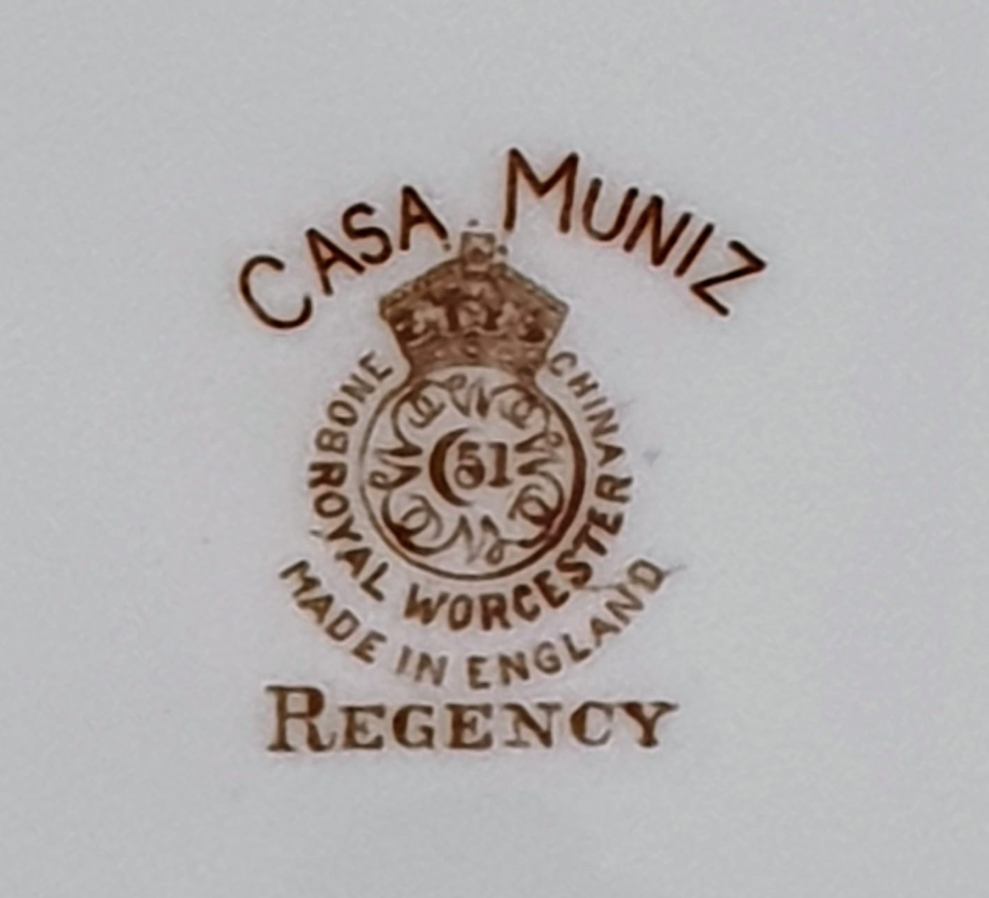 Conjunto de 10 pratos rasos em porcelana fine bone China inglesa Royal Worcester, modelo Regency,  Casa Muniz.  Impecáveis e incríveis!