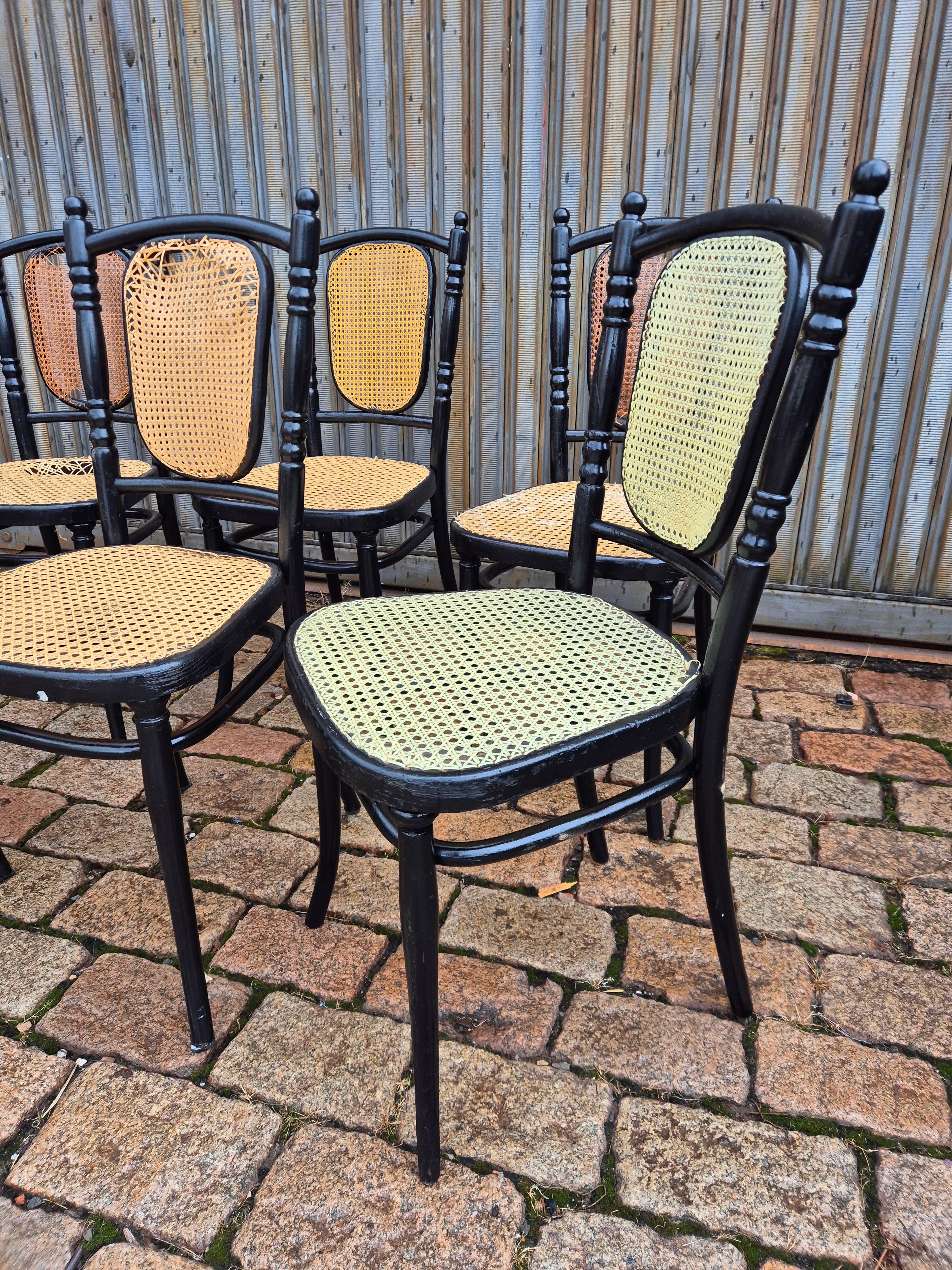 Set cadeiras originais Thonet pretas com palhinha 