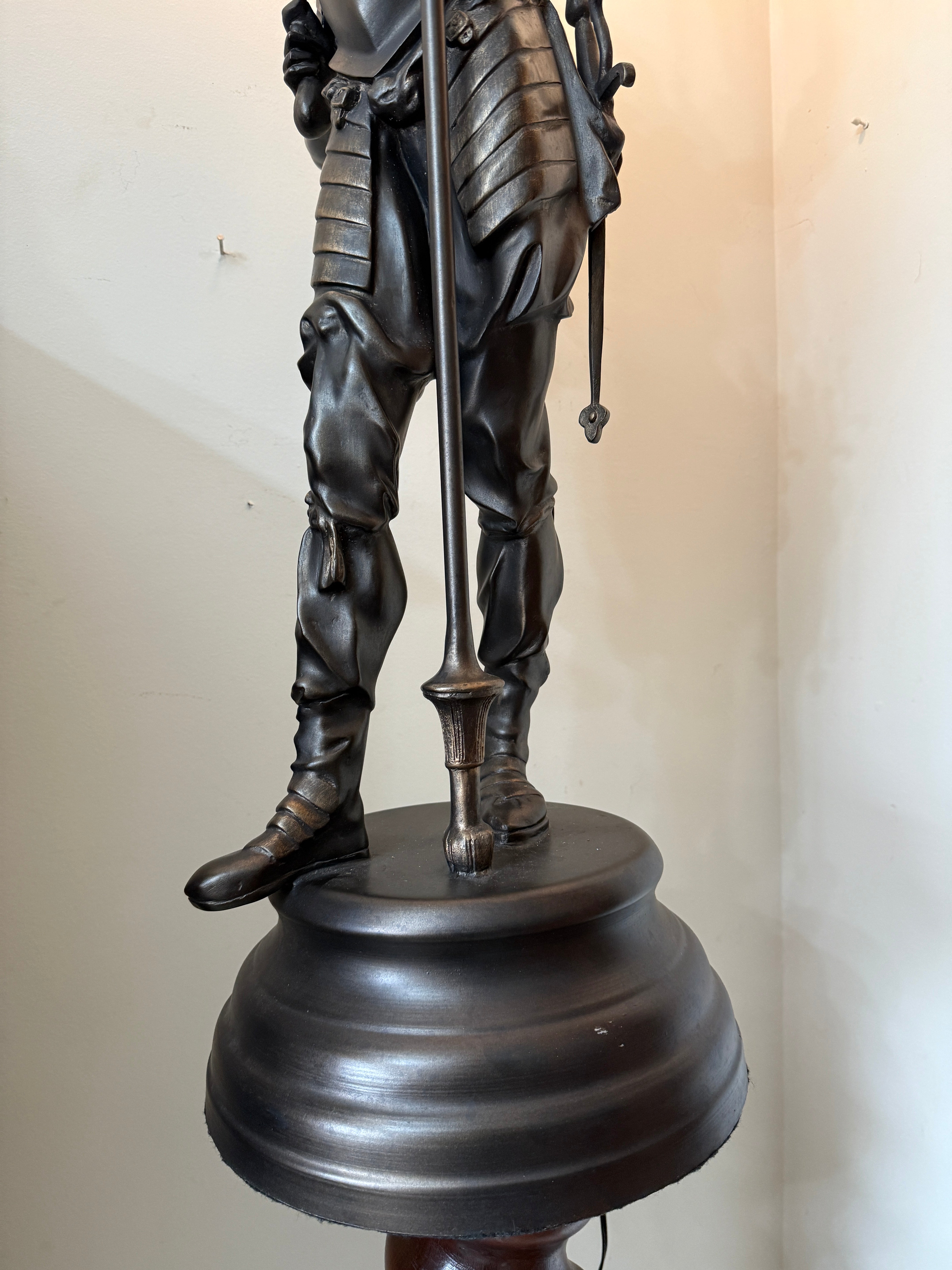 Belissima Luminária com escultura de petit bronze, representando um Guerreiro