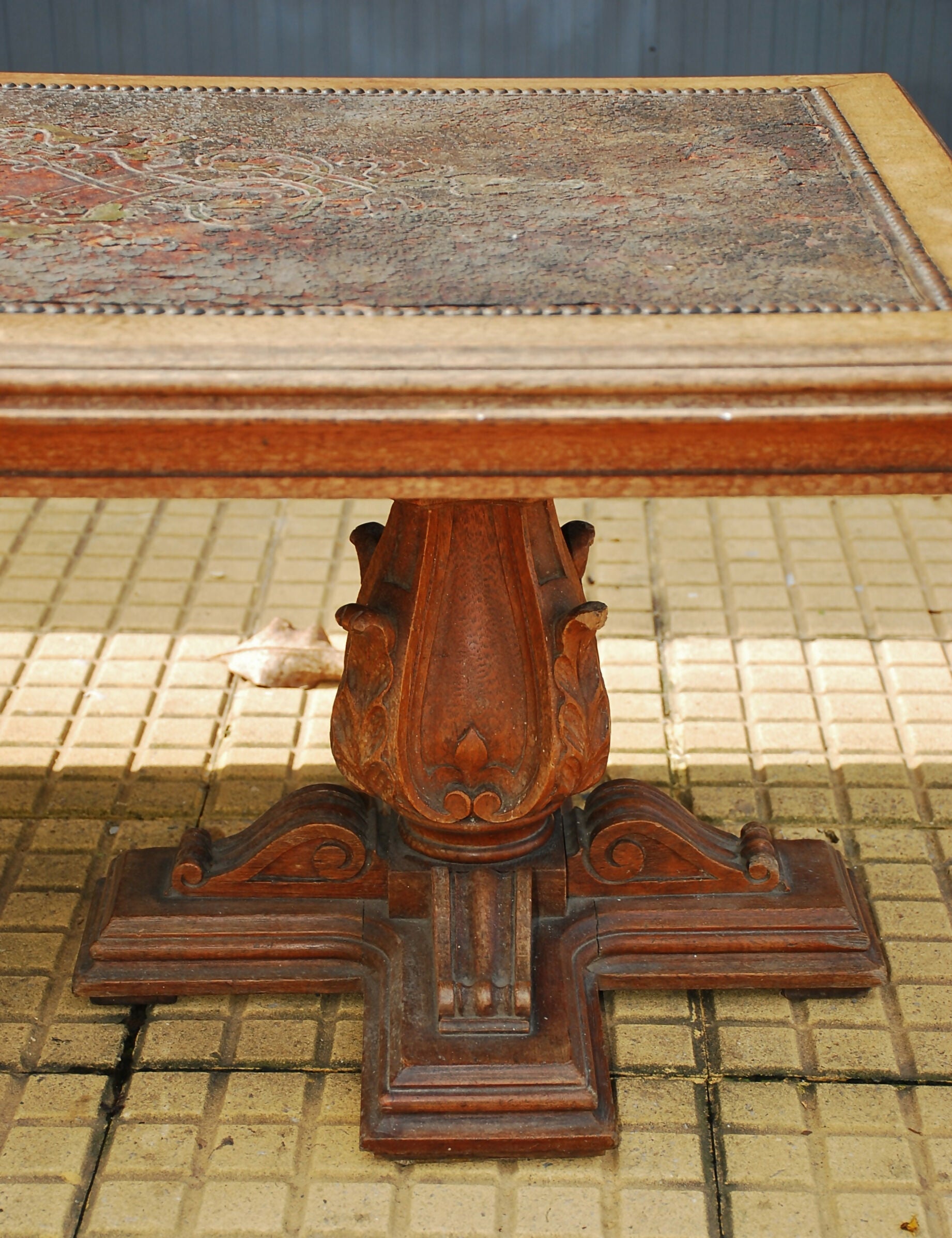 mesa de centro anos 60/70 tampo de couro desgaste do tempo