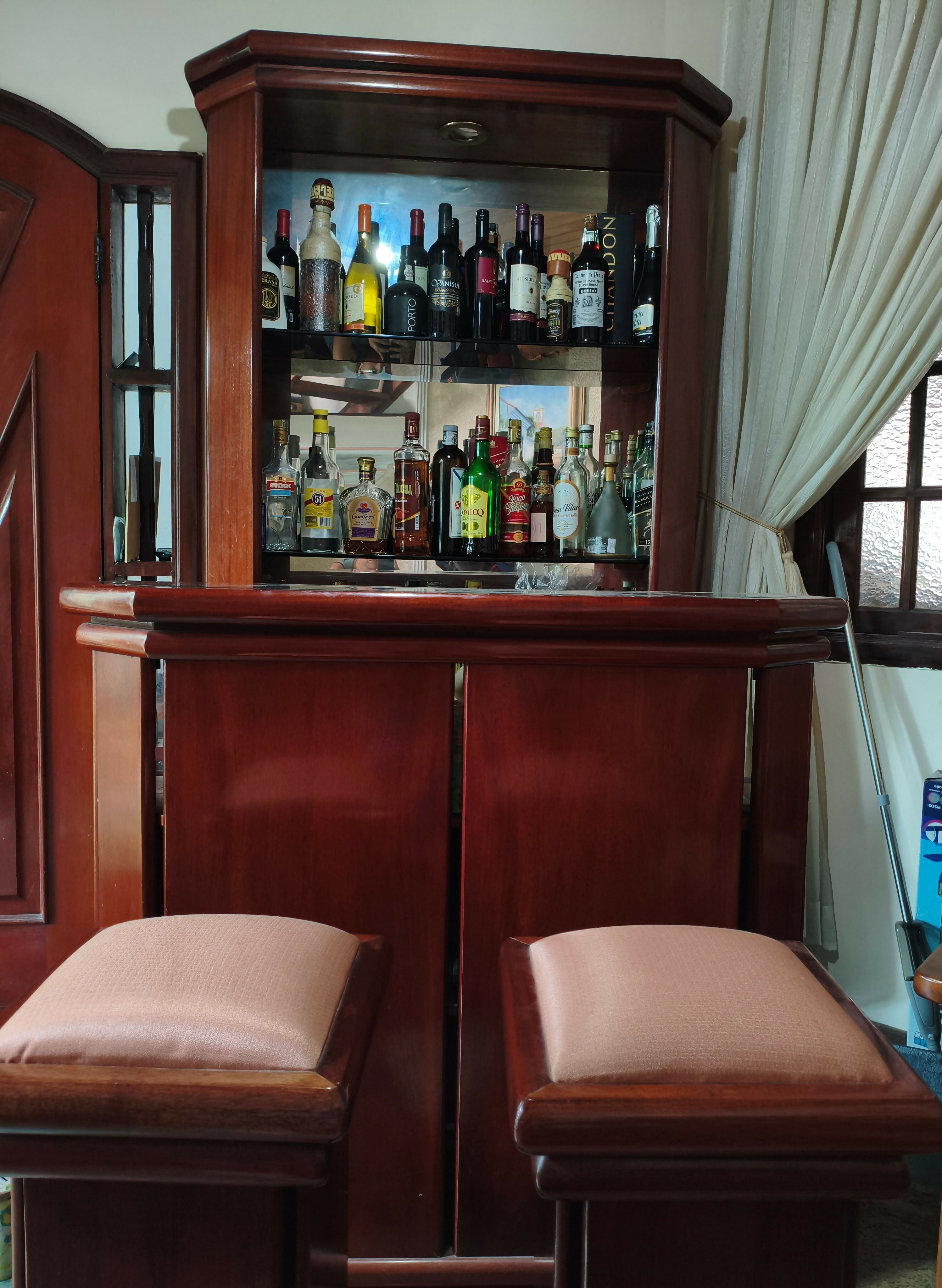 Barzinho em madeira maciça com 2 banquetas