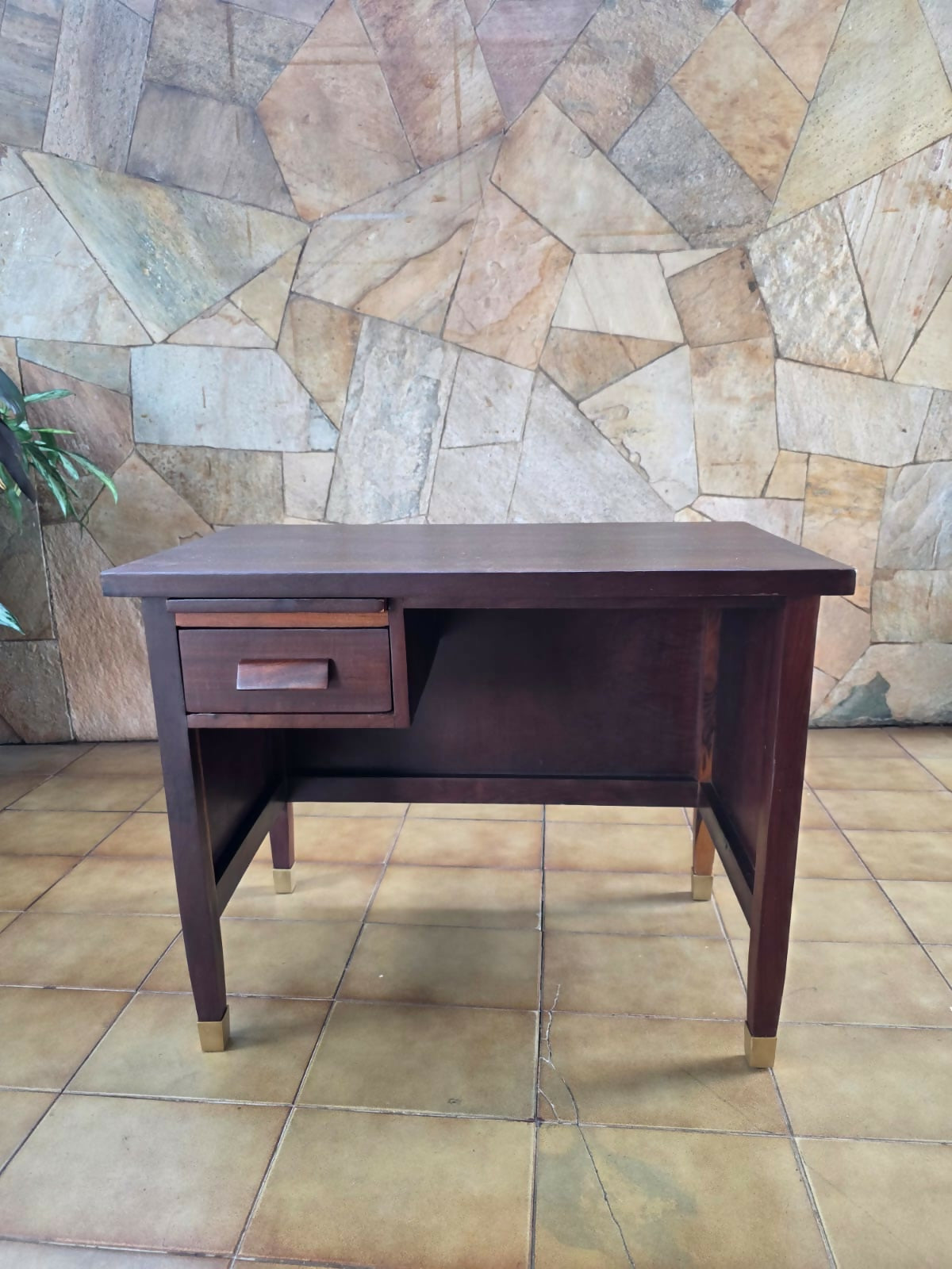 Delicada escrivaninha em imbuia, década de 50