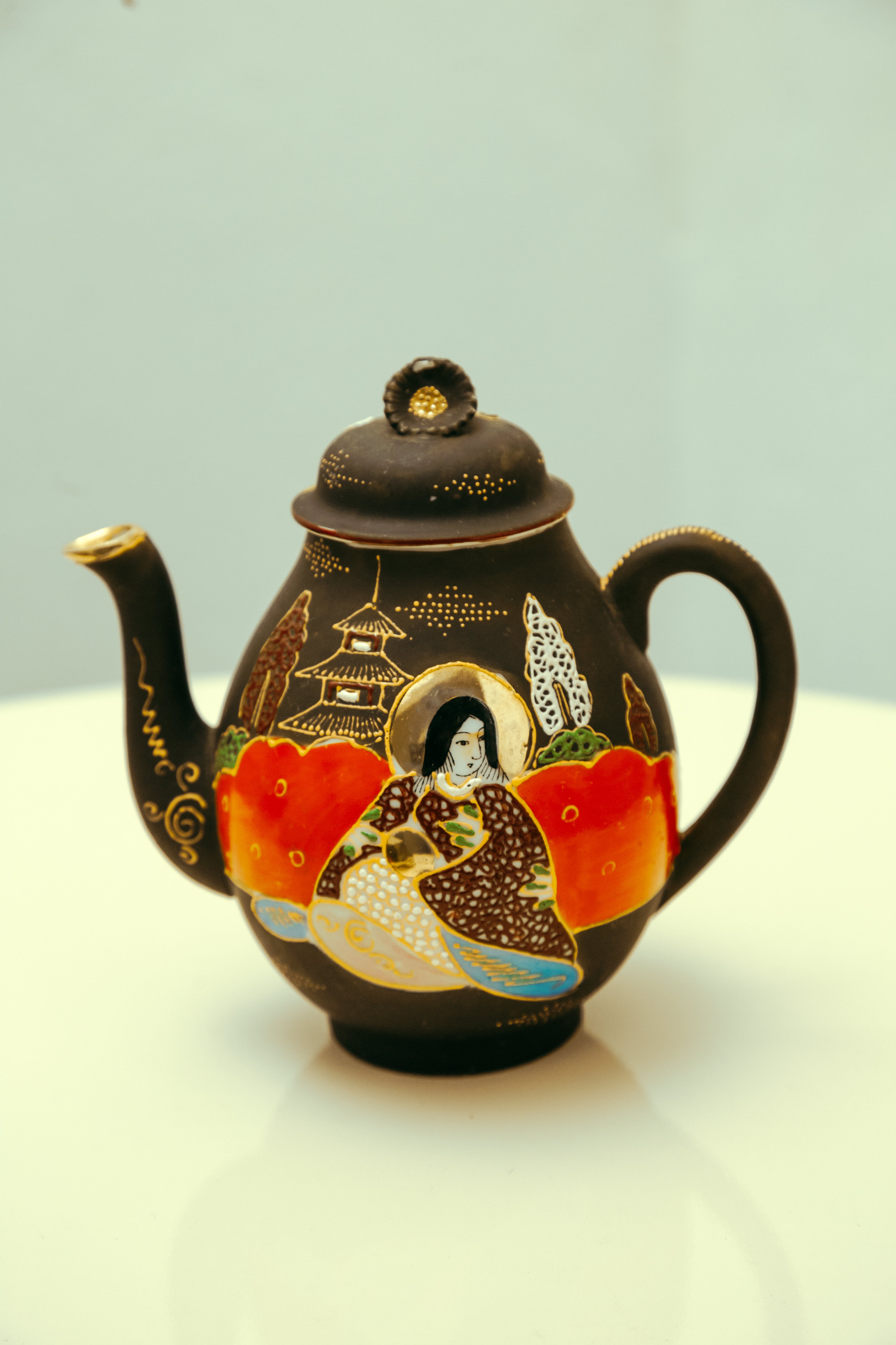 Jogo de café em porcelana japonesa casca de ovo com fundo preto 