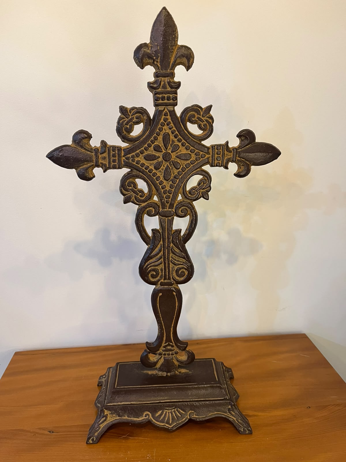 Cruz decorativa em ferro fundido com detalhes dourados – 52 cm