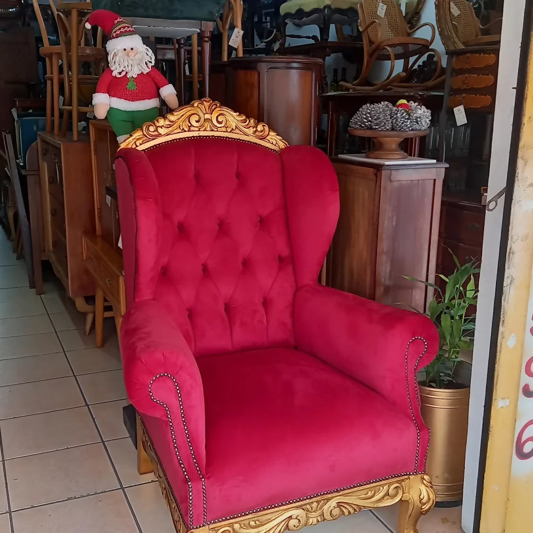Poltrona de Papai Noel Luis XV dourada e estofado vermelho 