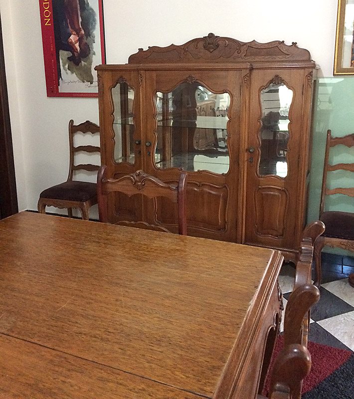 Cristaleira estilo Luis XV em madeira maciça 3 portas com espelho interno - anos 40-60
