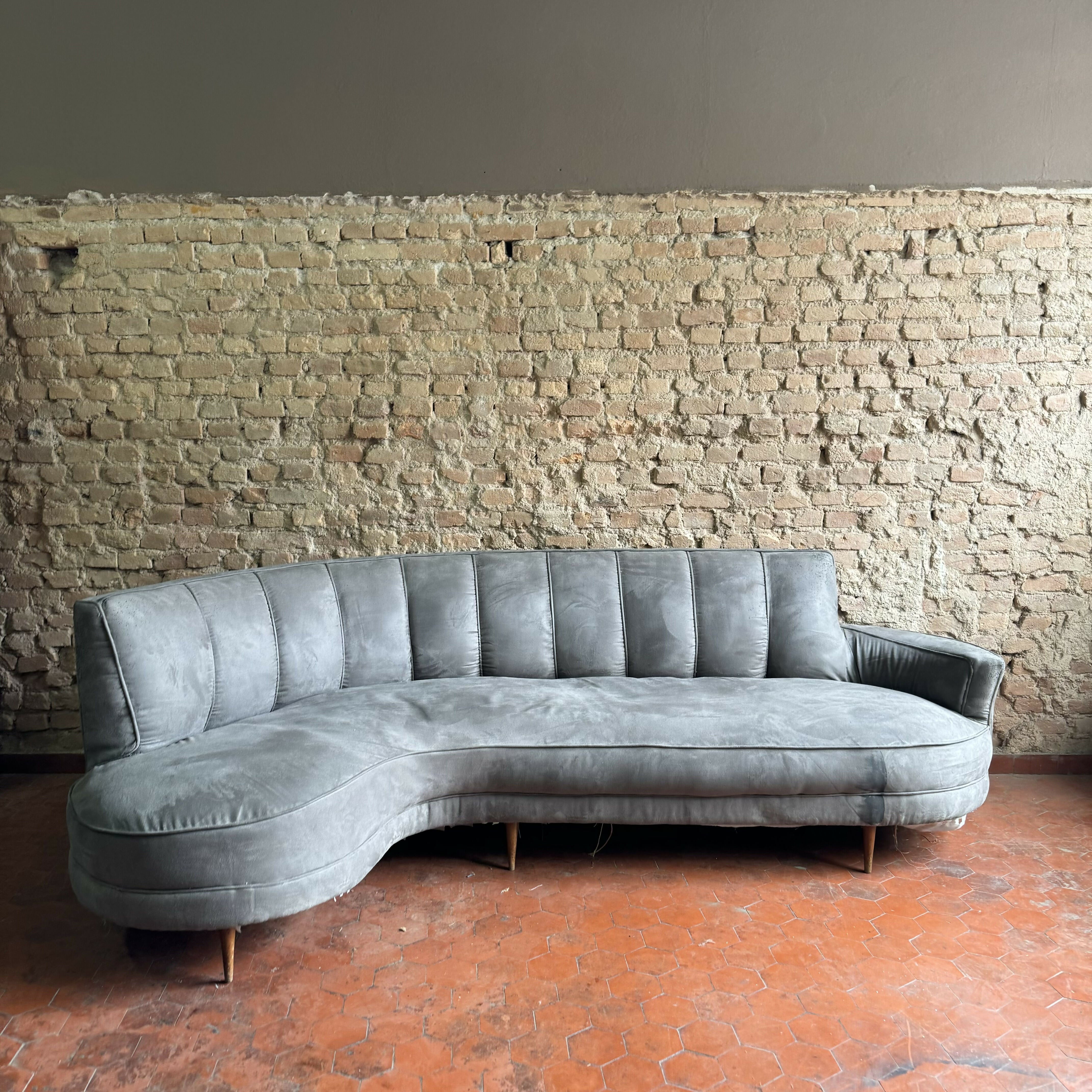 Sofá feijão anos 50 em suede cinza