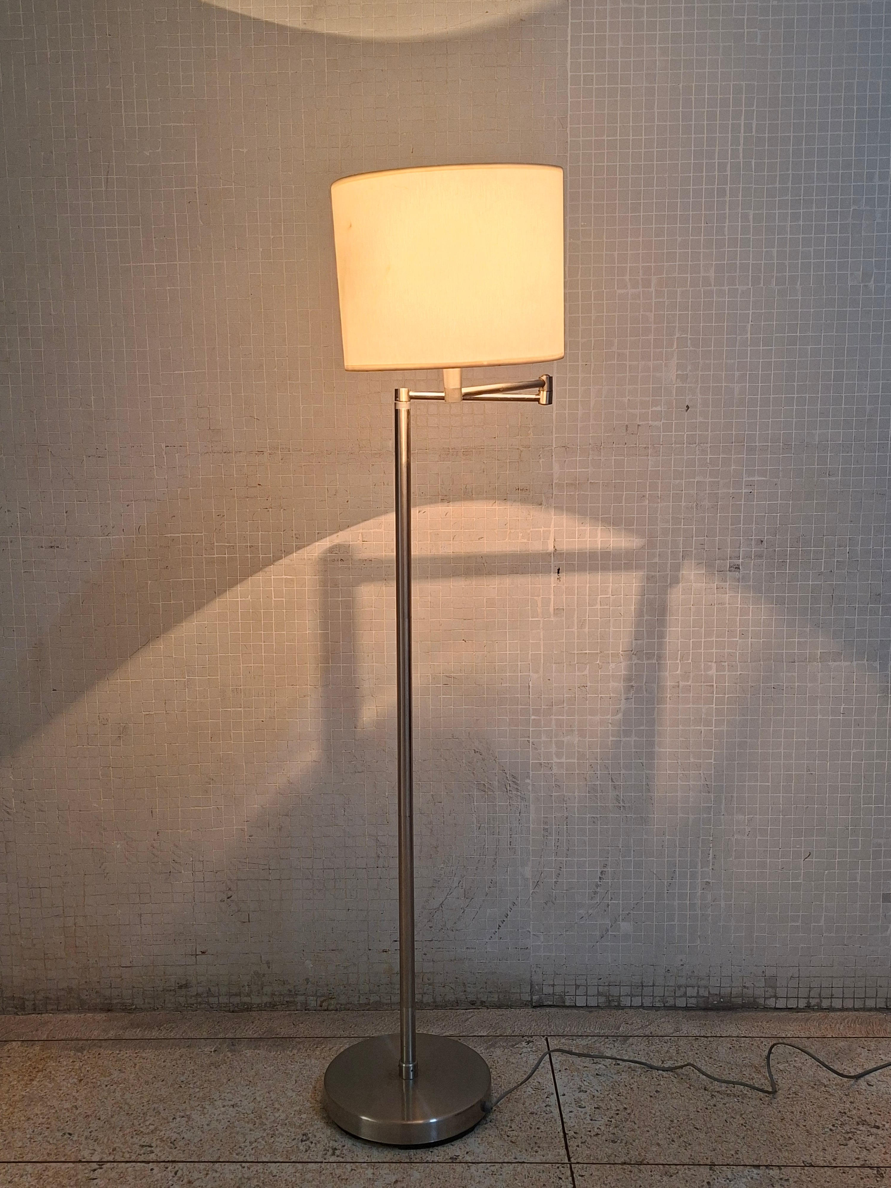 Luminária de Piso Design em metal escovado e cúpula branca 