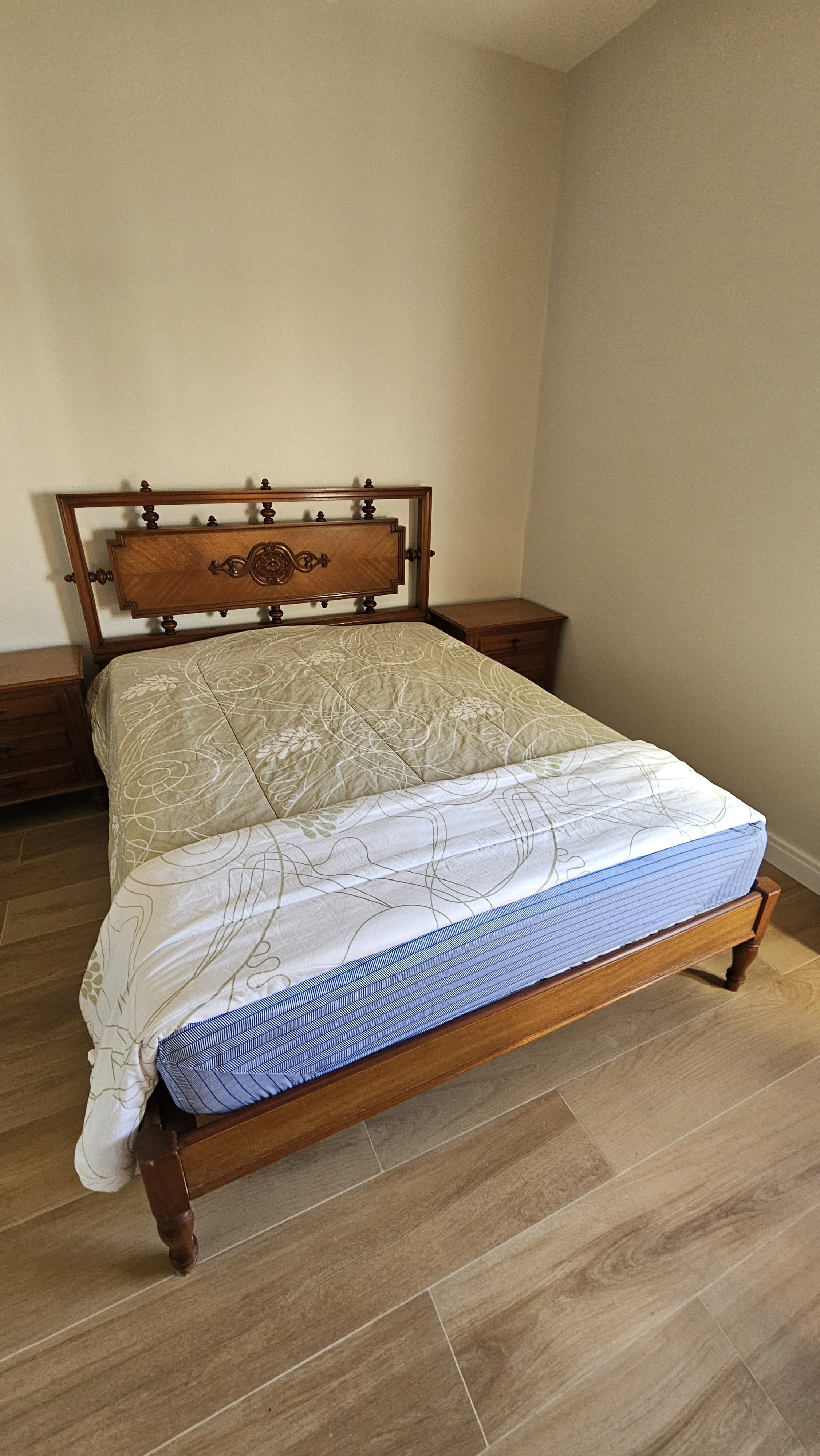 Cama casal + colchão em cerejeira entalhada , em excelente estado