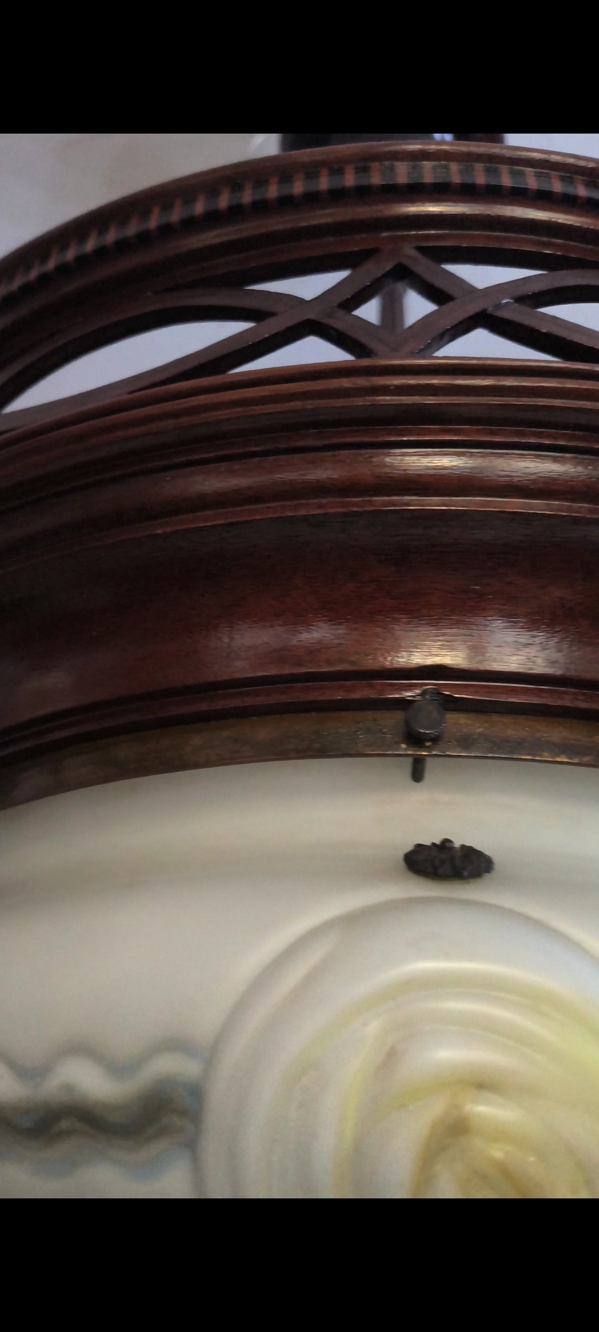 Lustre antigo arredondado em bronze, Marchetaria e Opalina