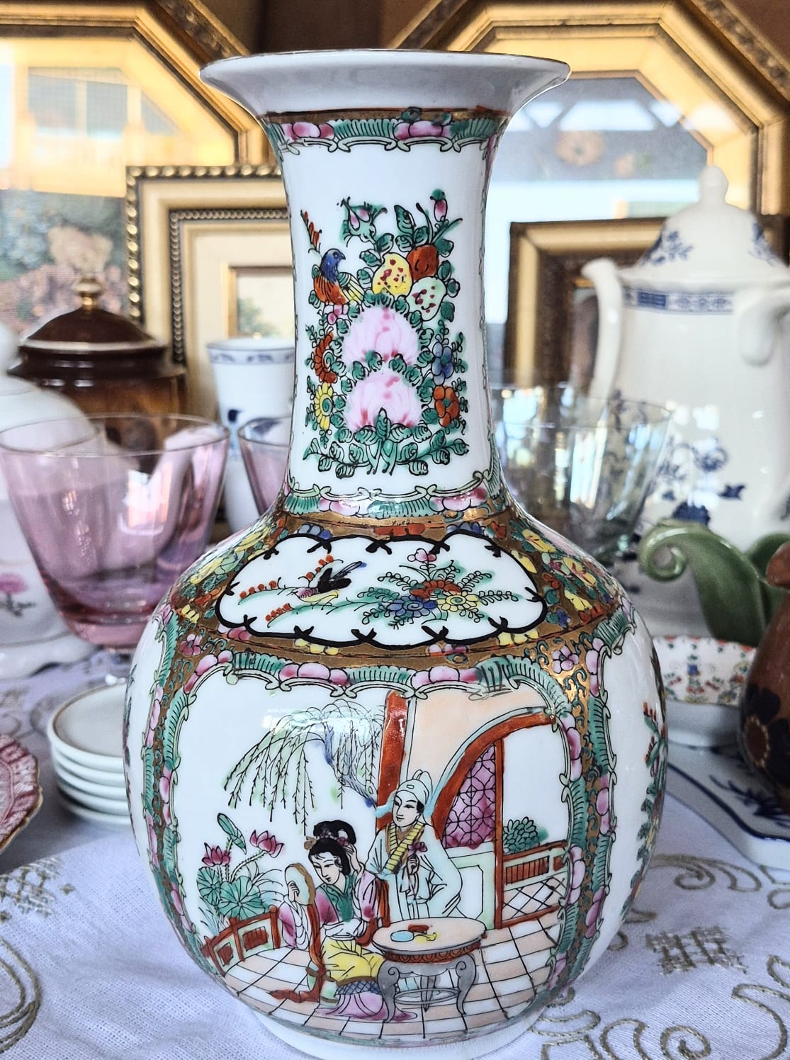 Vaso em porcelana chinesa Família Rosa,  modelo Rose Medallion. Perfeito estado.
