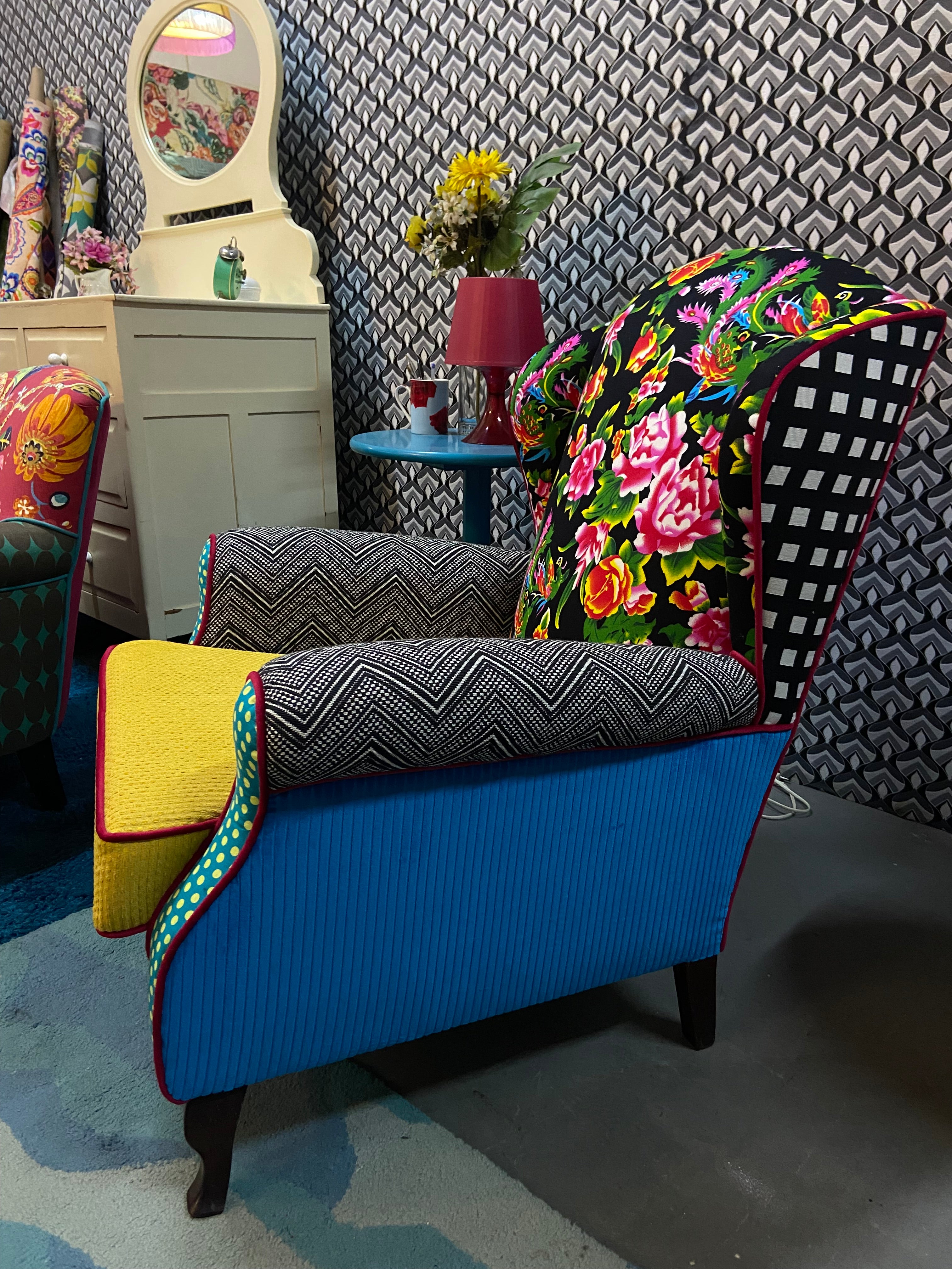 Poltrona Bergere Fiesta com tecidos estampados coloridos e assento amarelo 