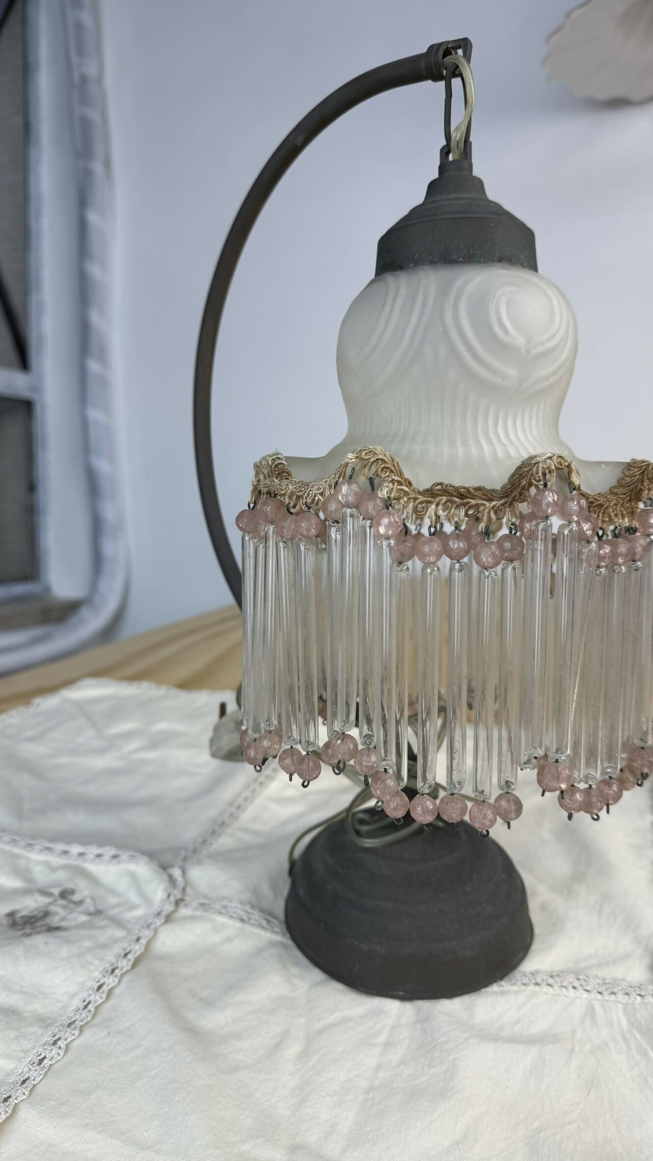 Luminária Boudoir Vintage | Autêntico Art Déco com Franjas de Cristal e Miçangas Rosas