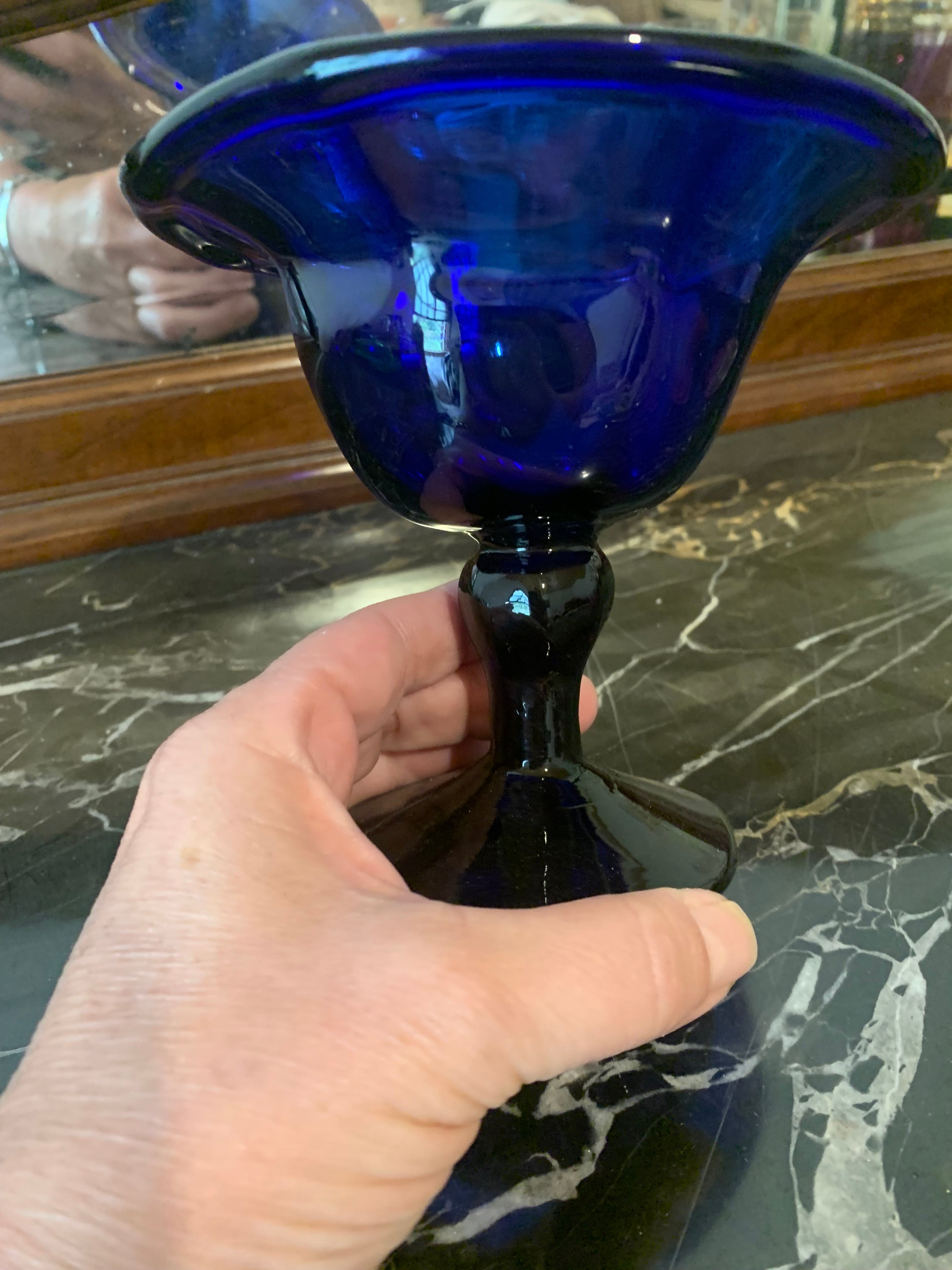 Antiquíssima e rara taça em vidro Biedermeier, com cor azul de cobalto