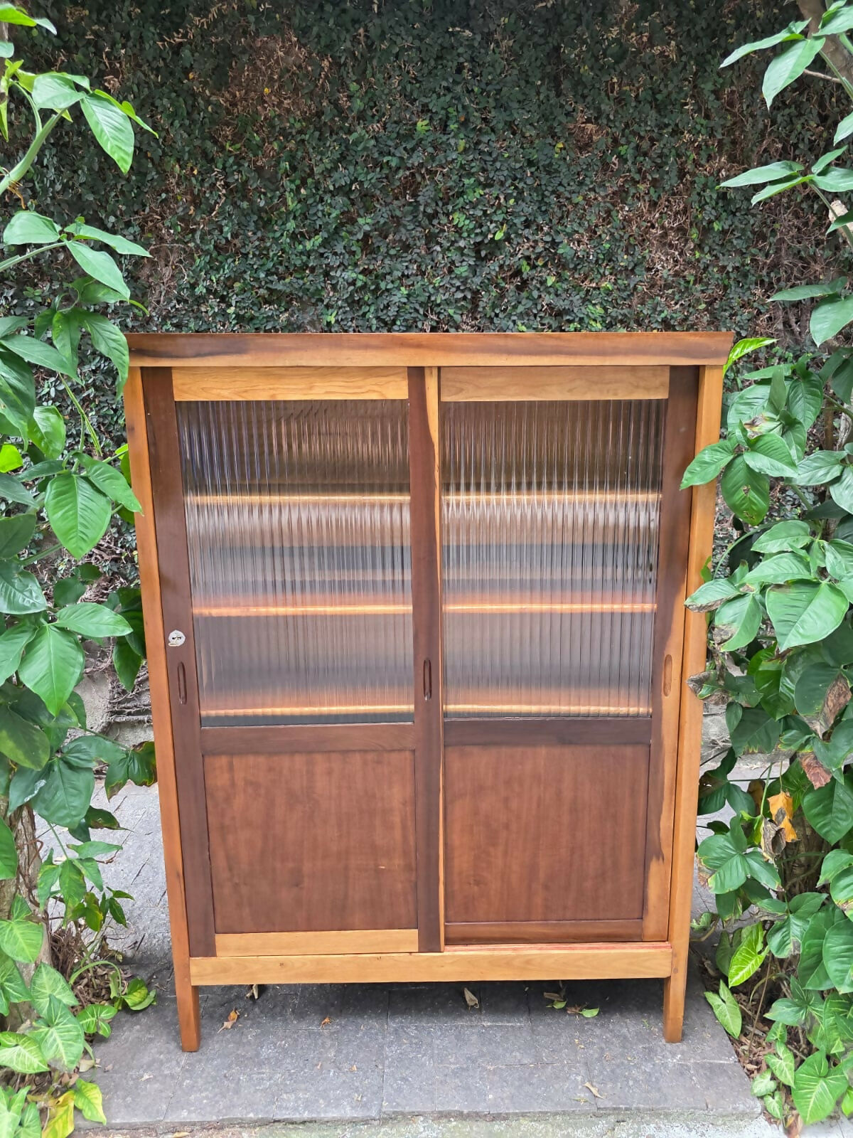 Livreiro em imbuia portas de correr, década de 60,