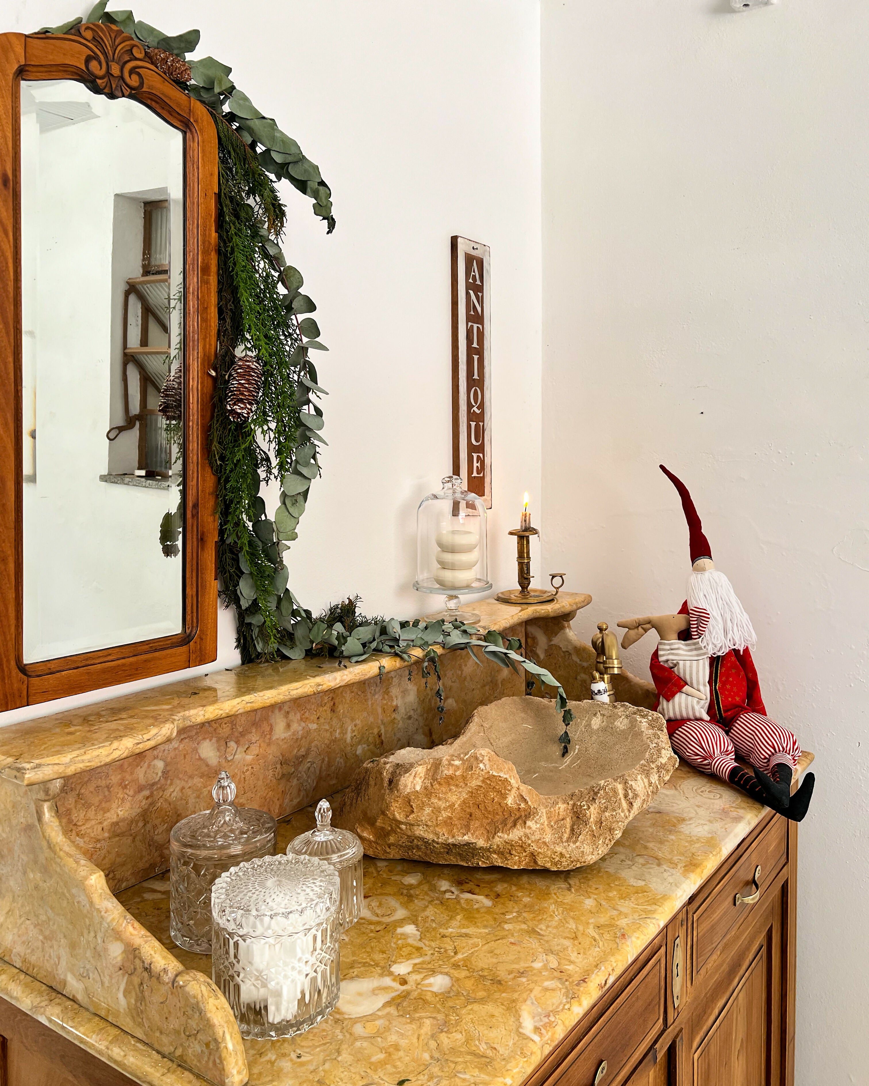 Móvel lavabo em. madeira marchetada e mármore