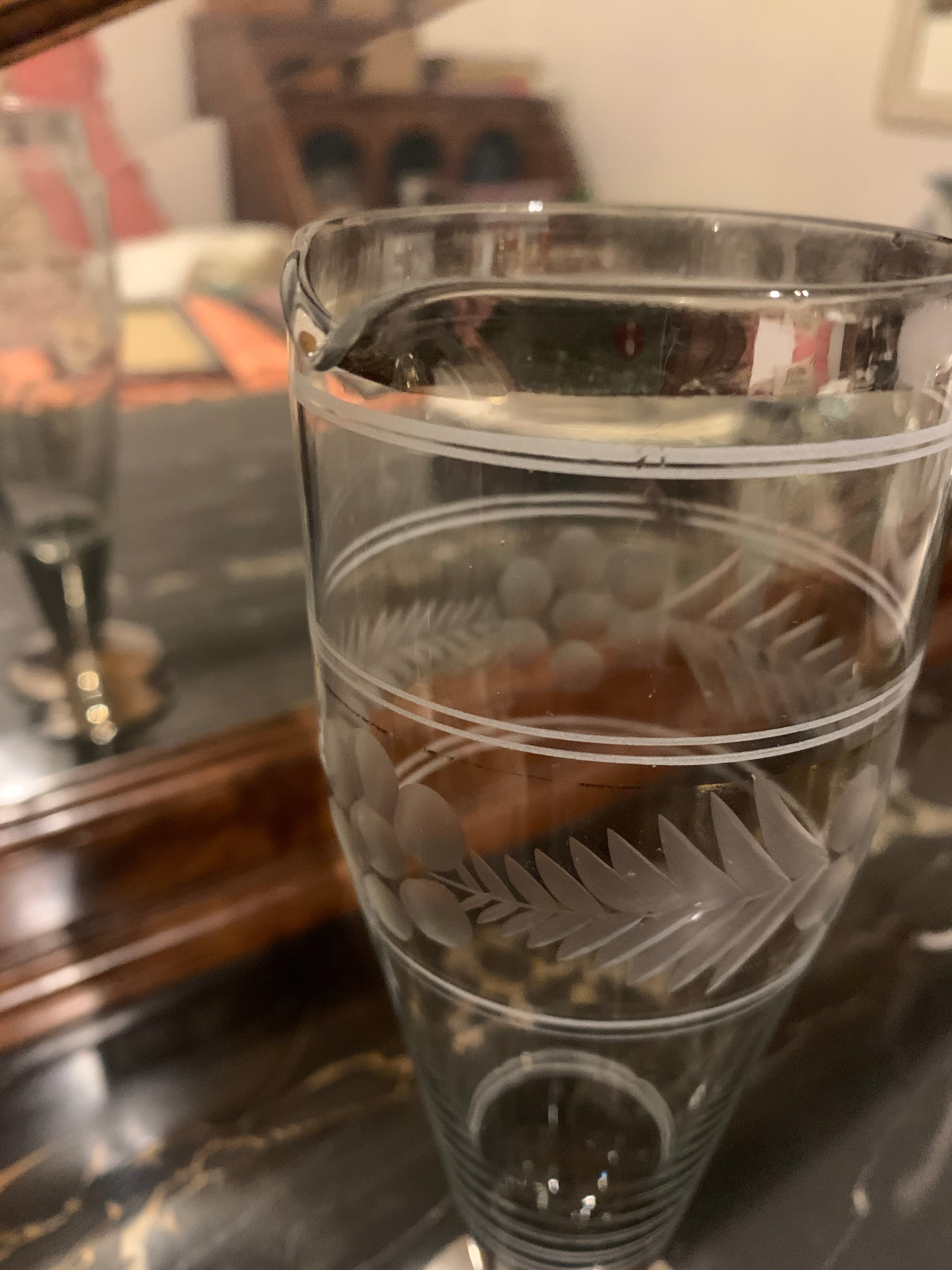 Antiga e maravilhosa taça para dosar e preparar drinks em demi cristal