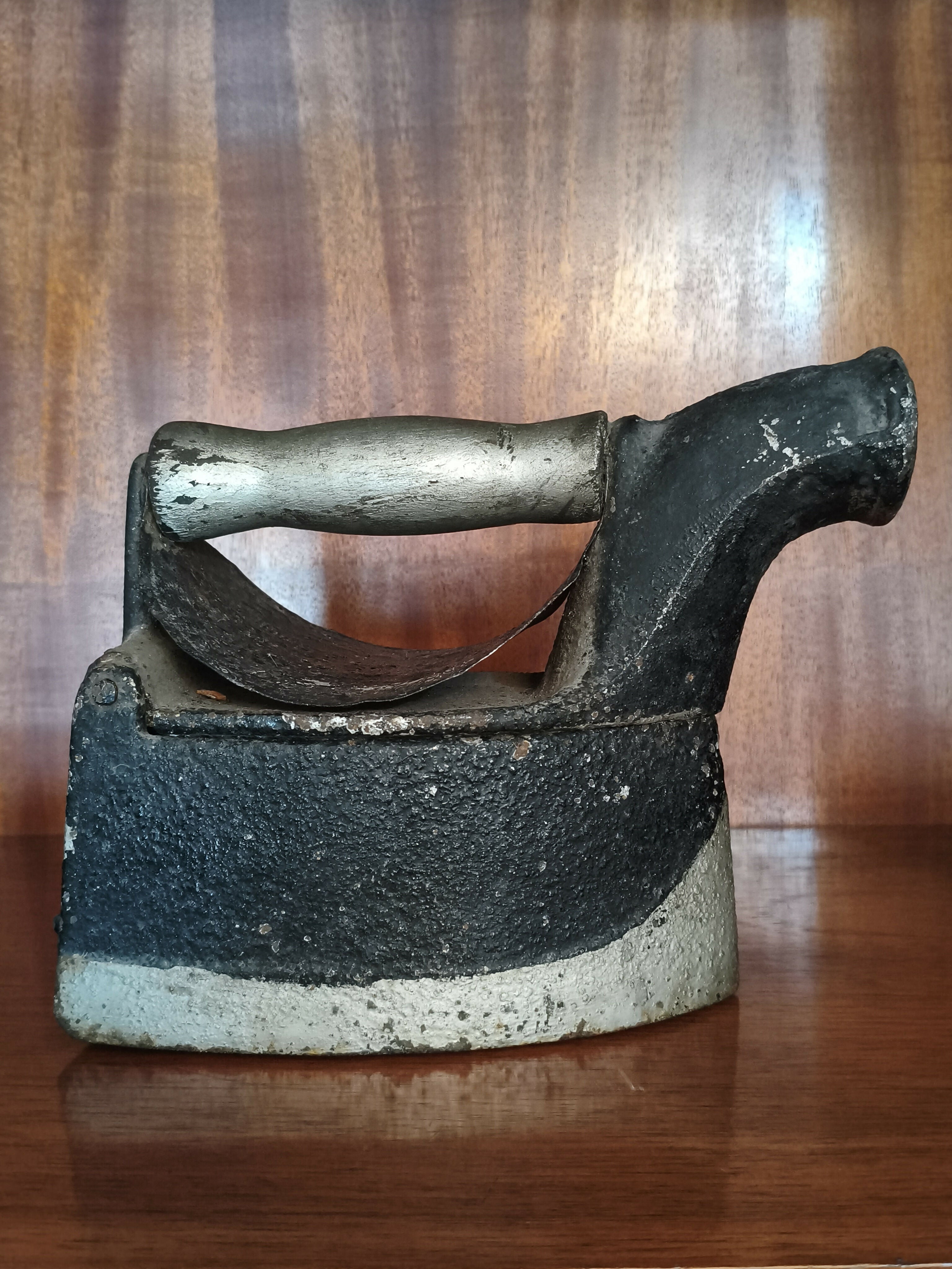 Ferro de passar roupa a carvão