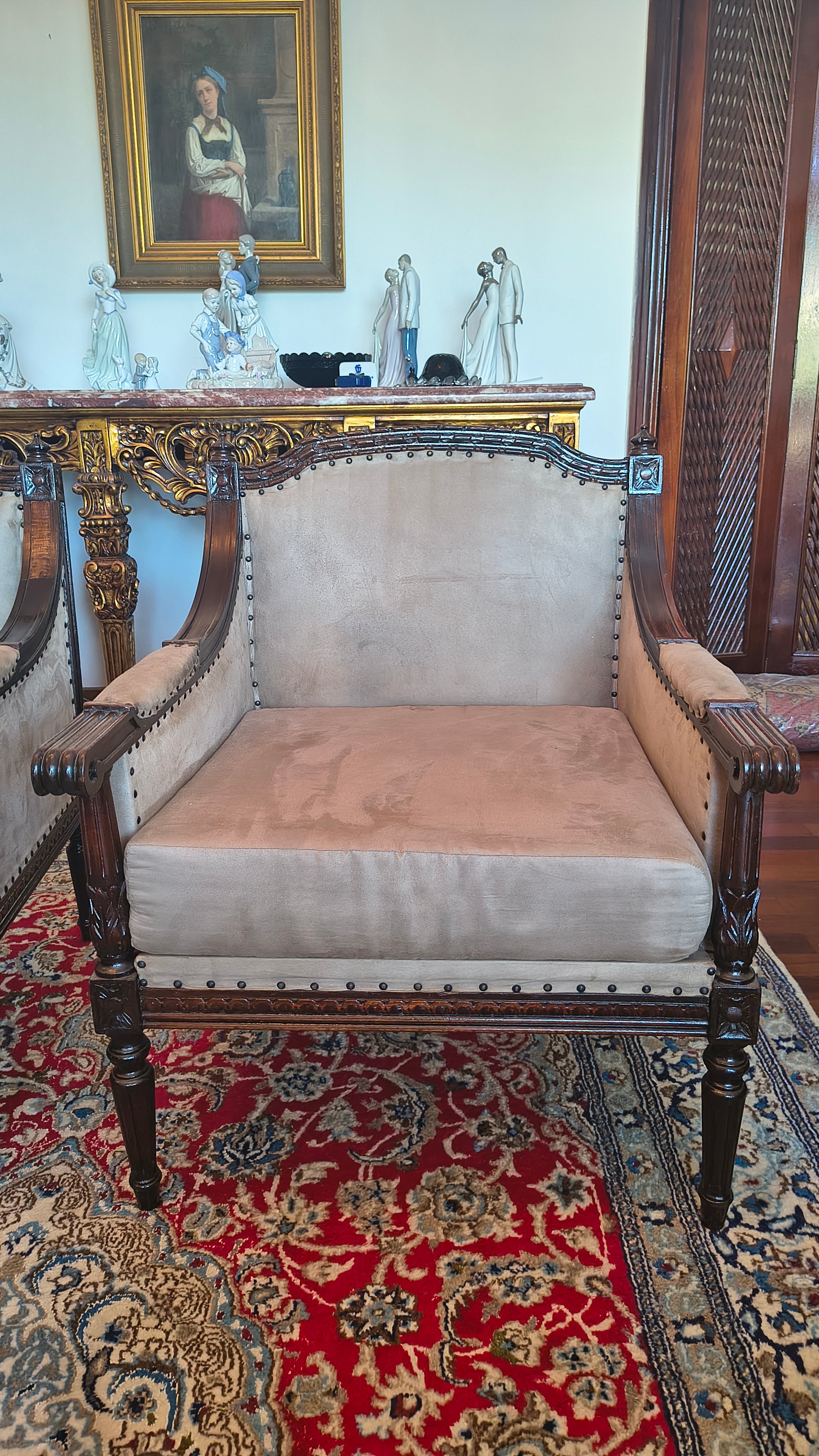 Par de Poltronas Estilo Luís XVI em madeira e tecido suede claro
