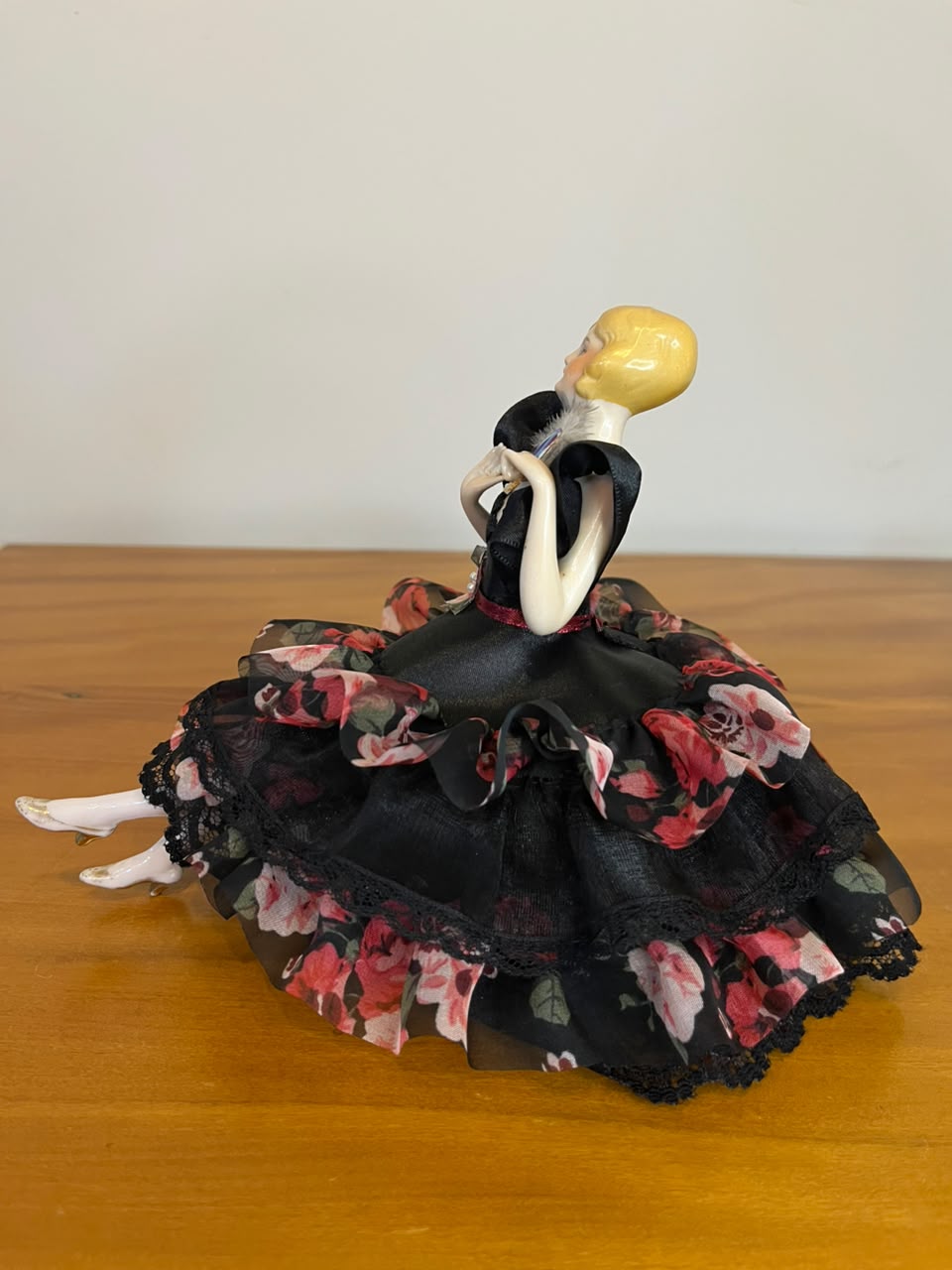Boneca de porcelana estilo boudoir com vestido em tecido preto com flores – 14 cm