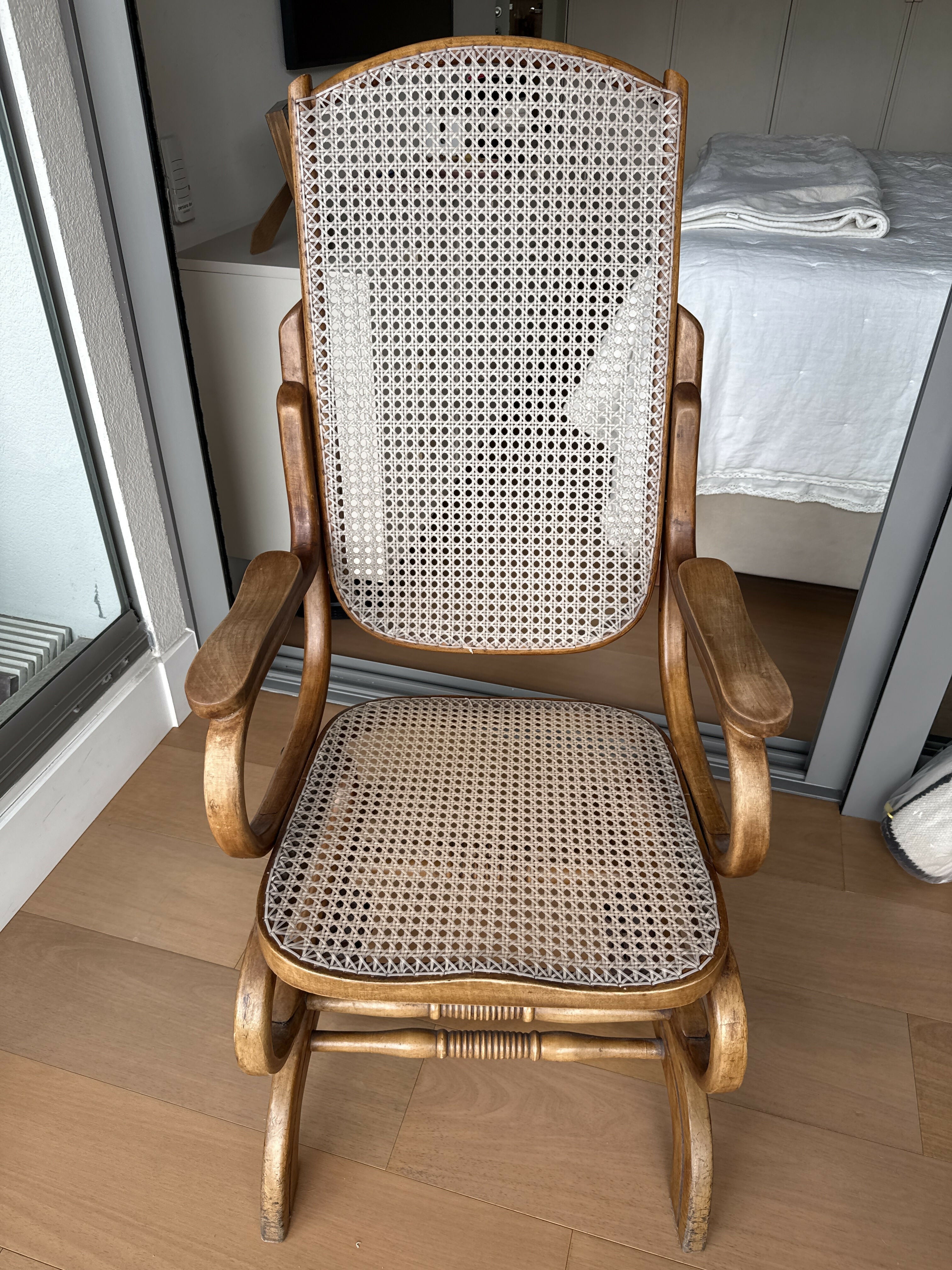 Cadeiras de balanço em palhinha