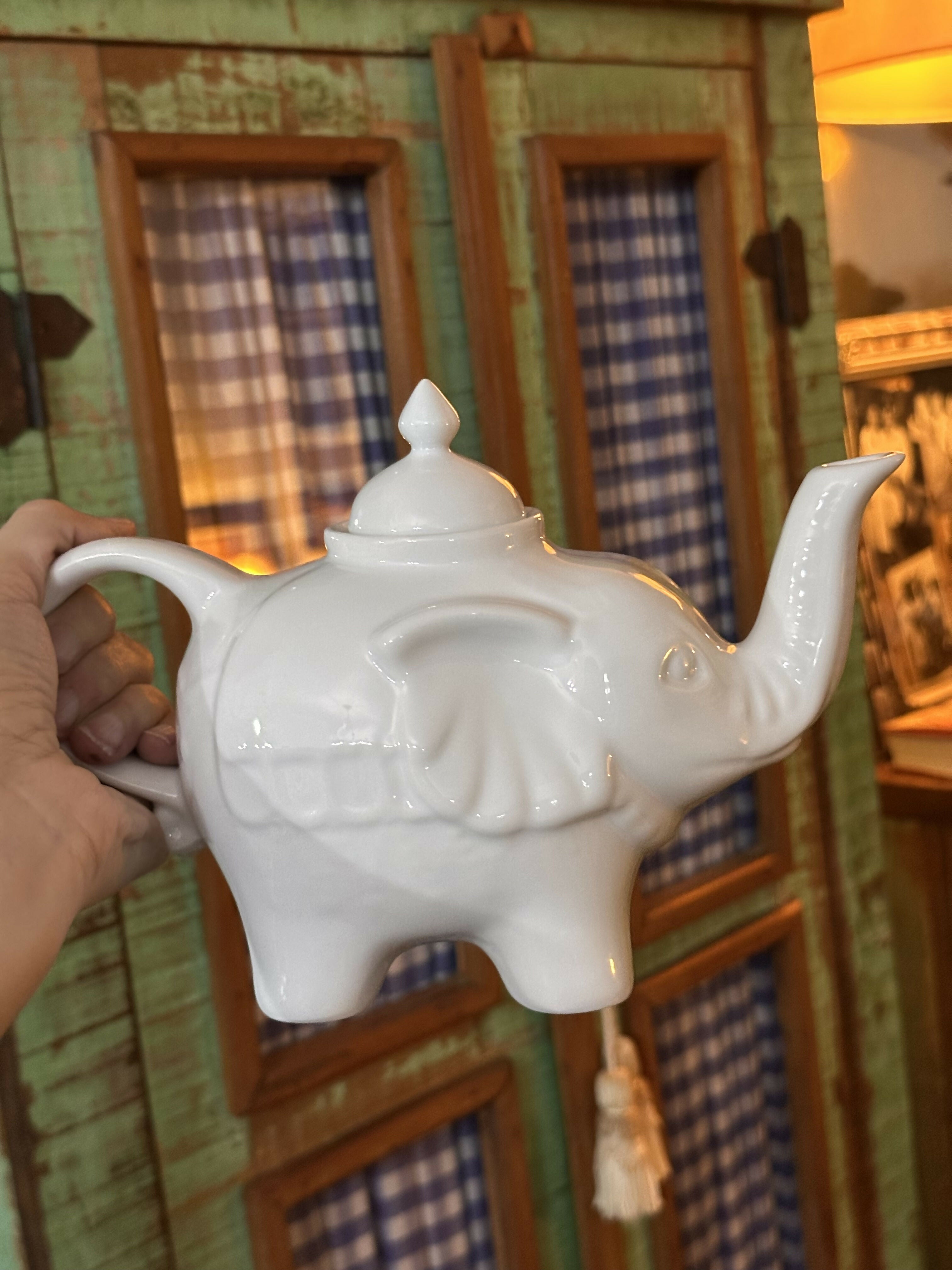 Bule lindeza de chá - com belo elefante em porcelana- Le Cordon Blue